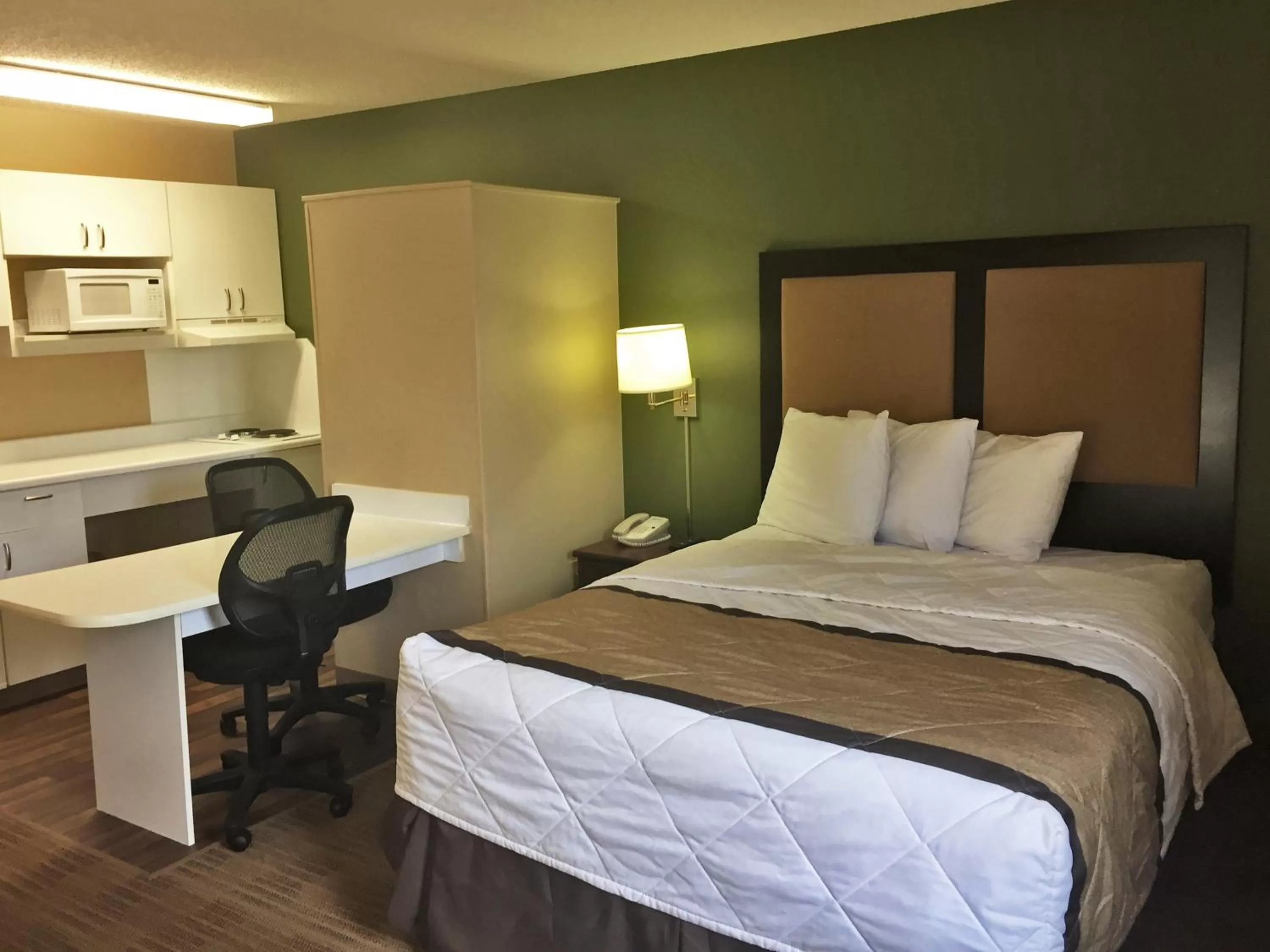 Bed in Extended Stay America Select Suites - Chicago - Hanover Park