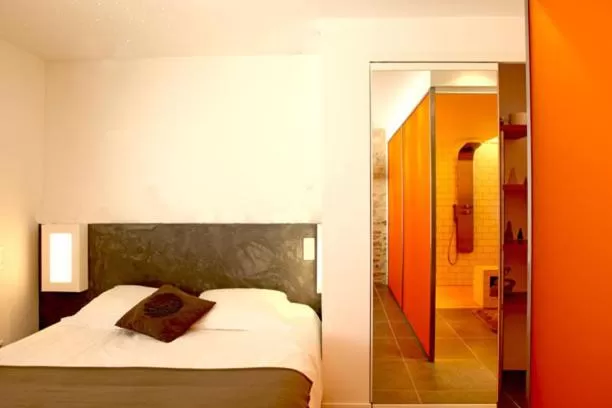 Bedroom, Bed in Le Jour et la Nuit, Maison d'hôtes