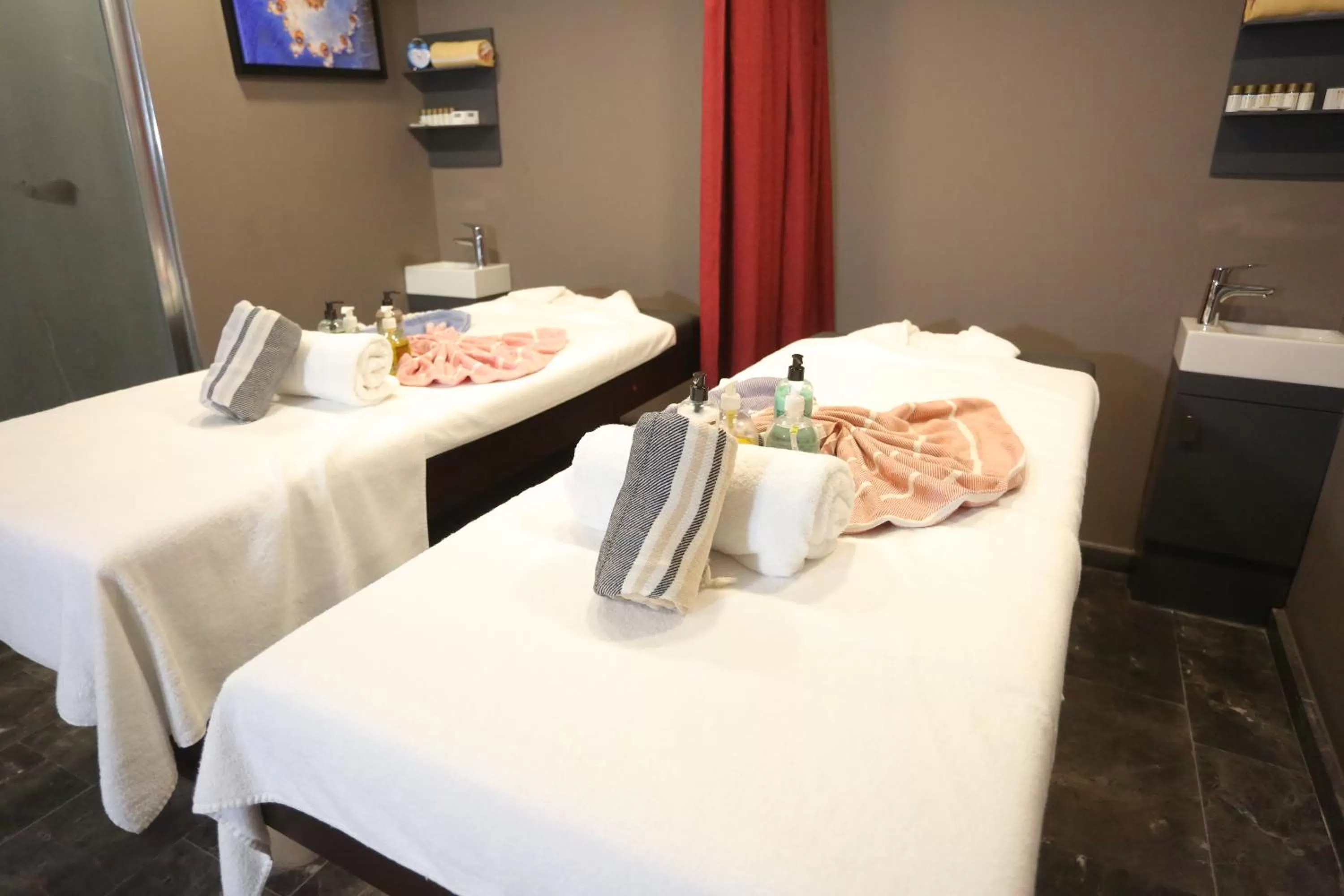 Spa and wellness centre/facilities, Bed in FOUR SEVEN HOTEL