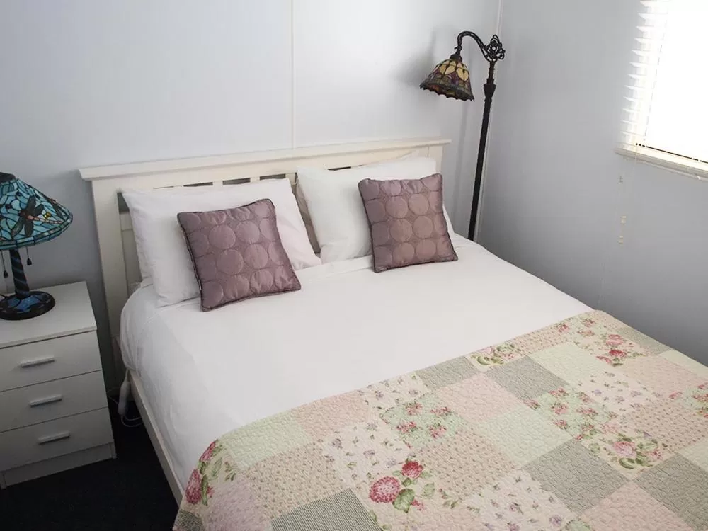 Bed in Mornington Motel