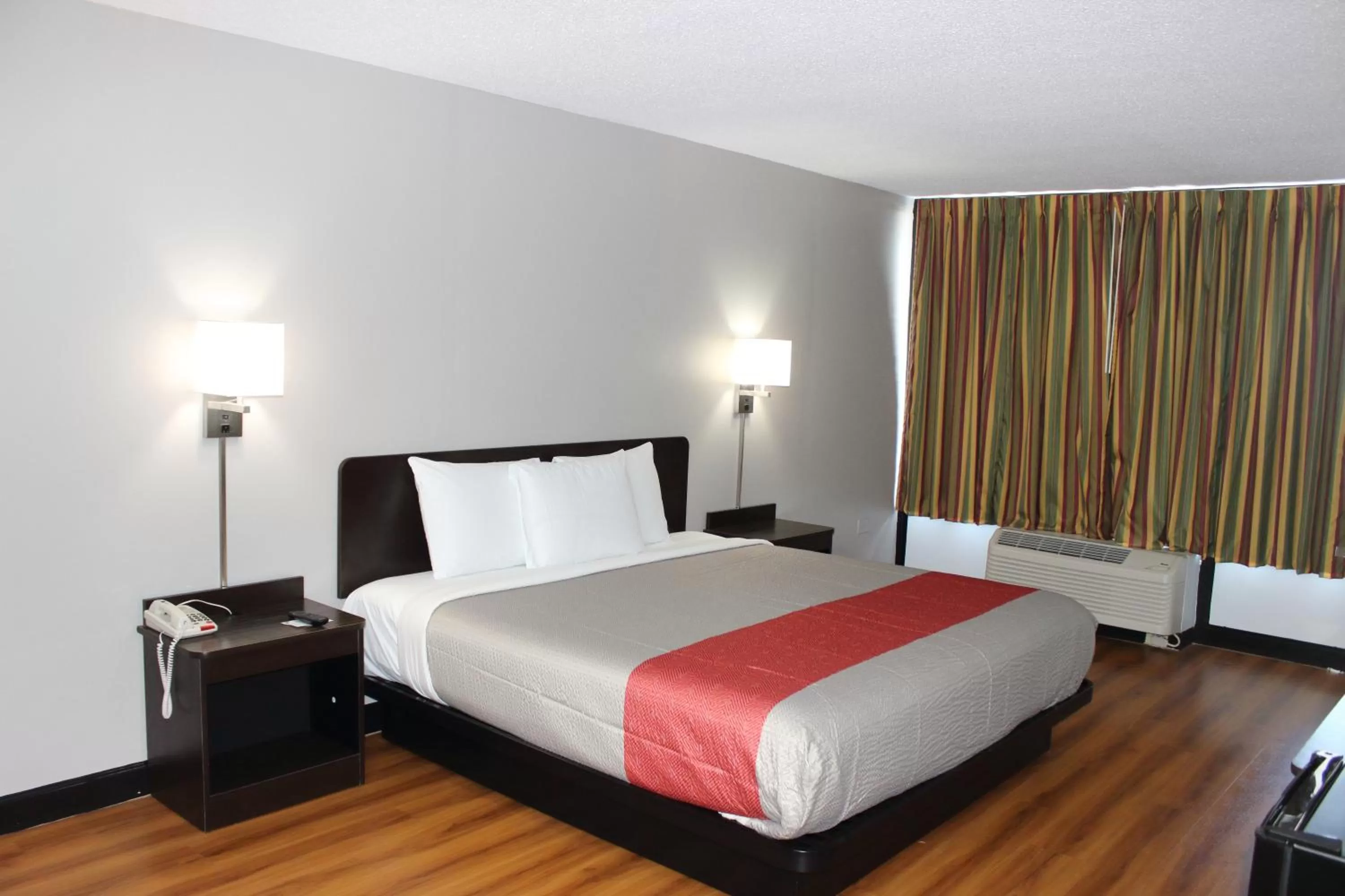 King Room with Roll-in Shower - Disability Access - Non-Smoking in Motel 6-Cleveland, TN