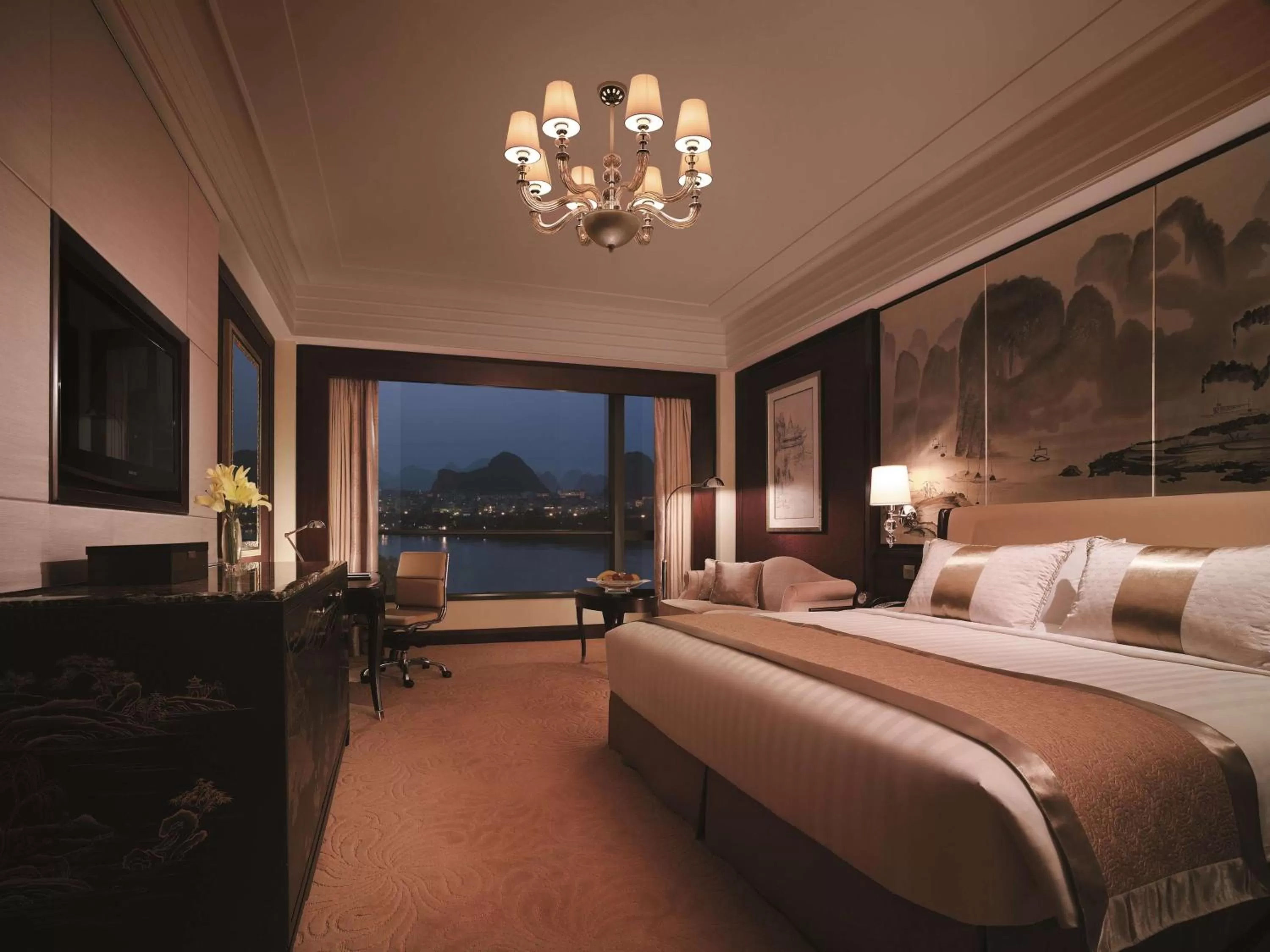Photo of the whole room, Bed in Shangri-La Guilin
