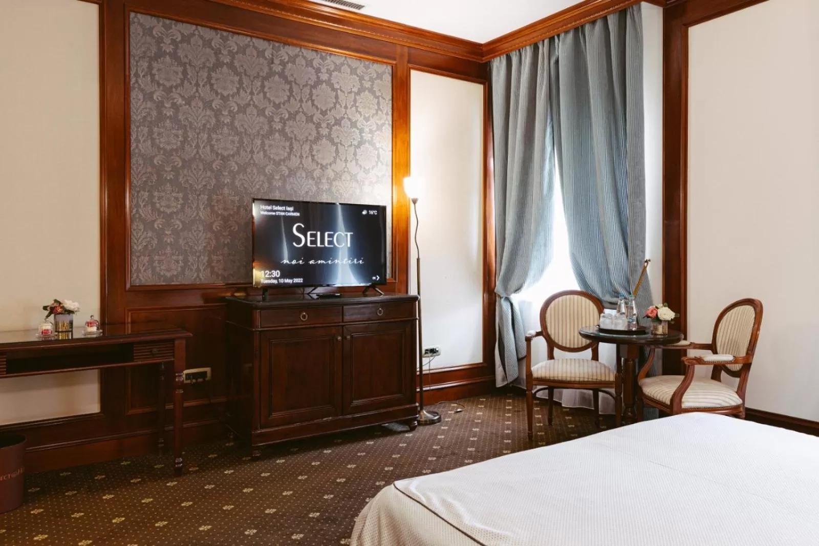 TV/Entertainment Center in Hotel Select