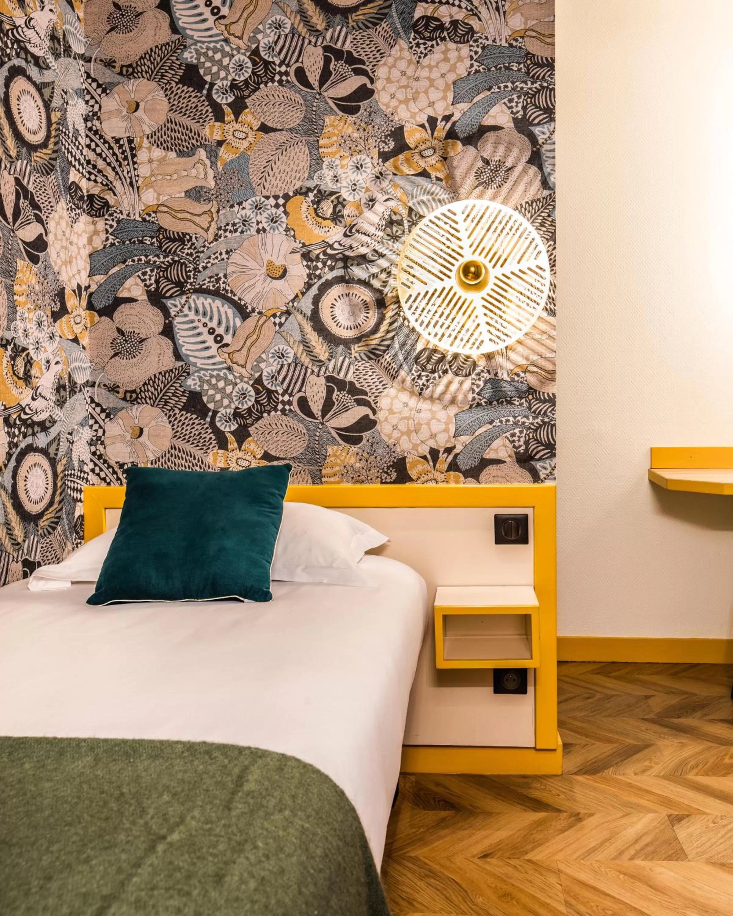 Bedroom, Bed in Hôtel Lanjuinais