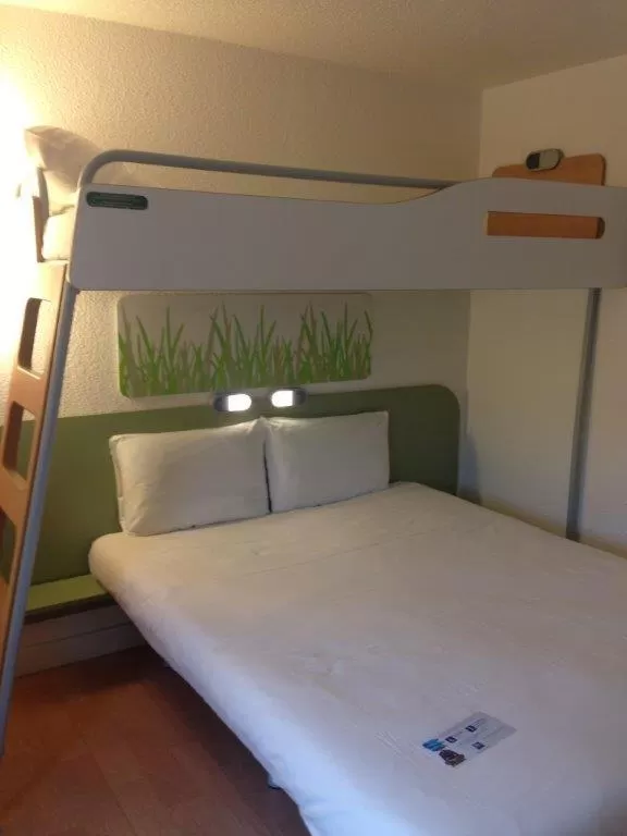 Bedroom, Bed in Ibis Budget Rambouillet