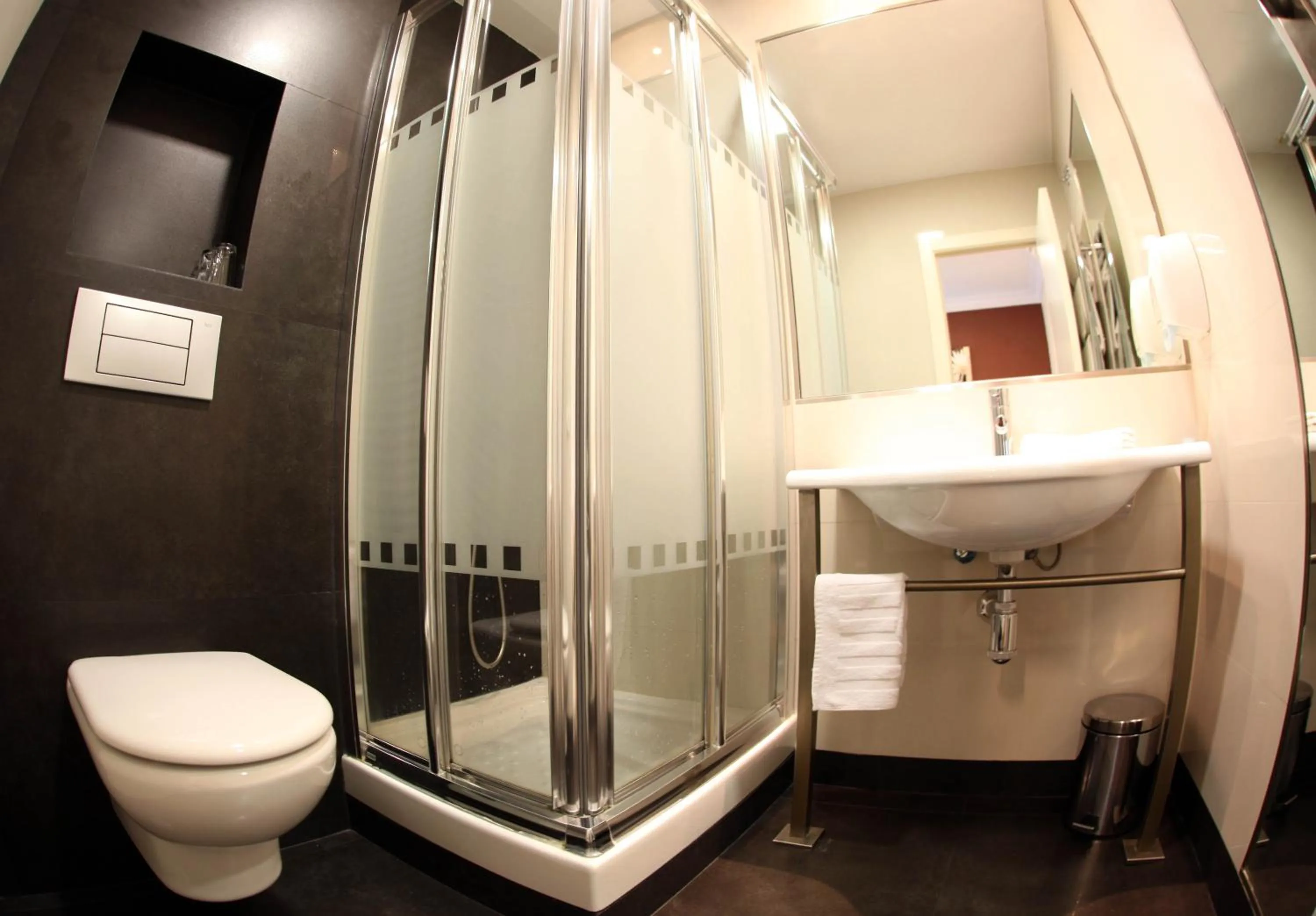 Bathroom in Hostal Abadia Madrid