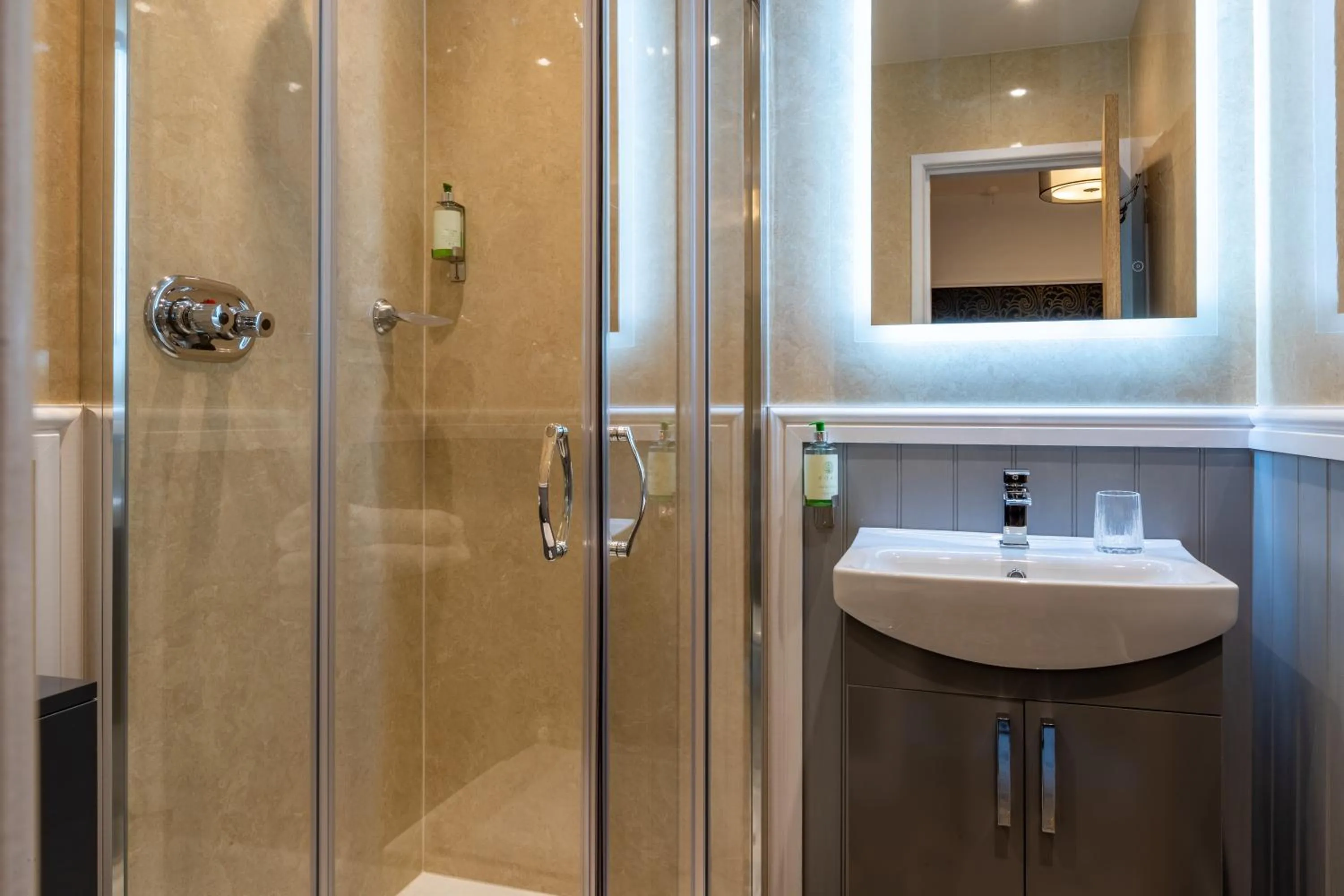 Bathroom in Holly Lodge Guest House with FREE off site health club