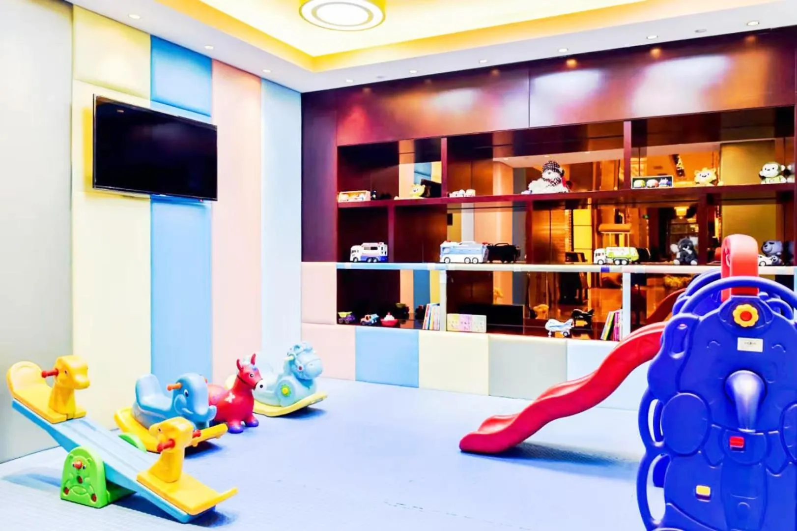 children in Howard Johnson Tropical Garden Plaza Kunming Chenggong