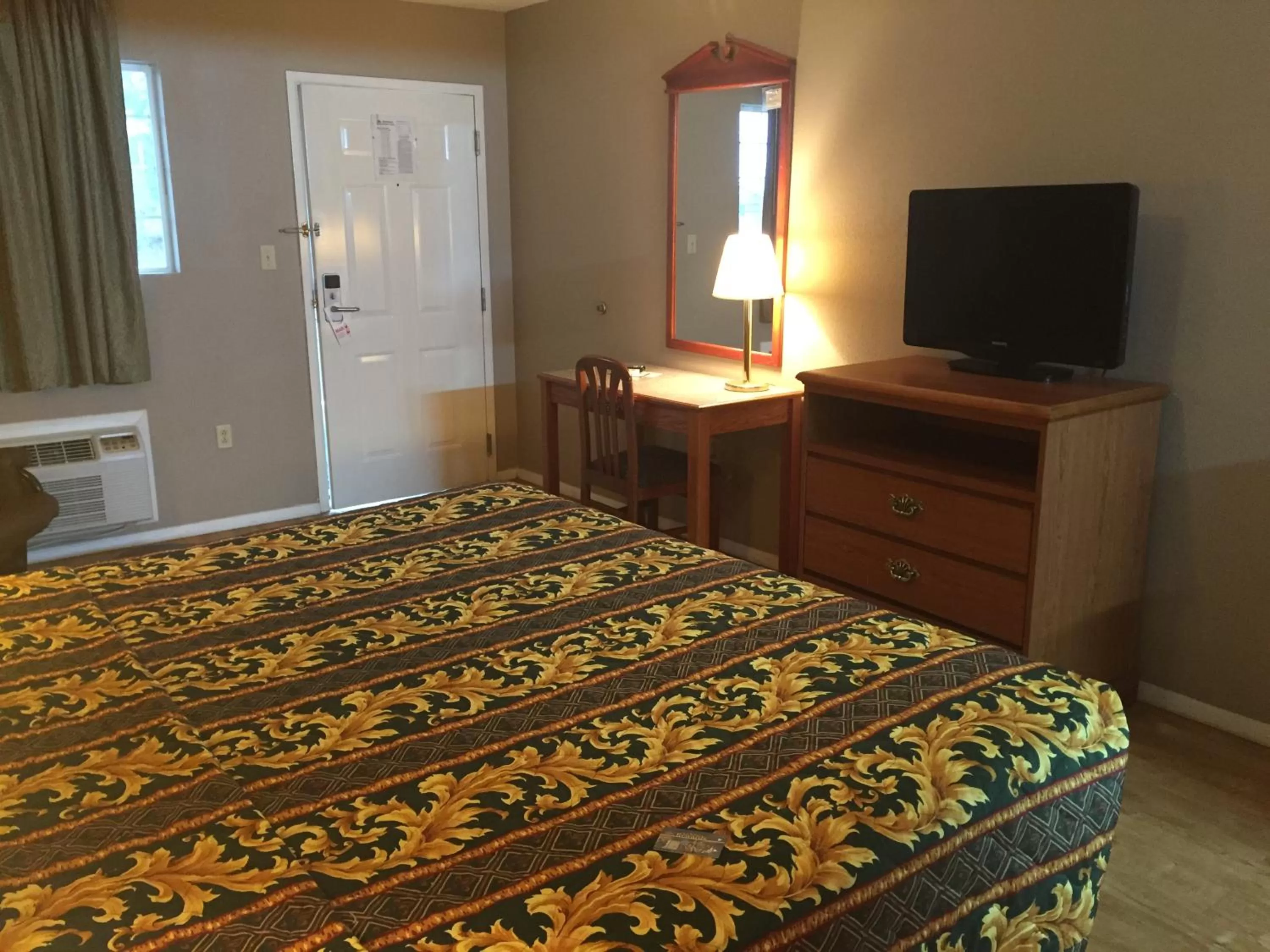 Bed in Deerfield Inn New Johnsonville