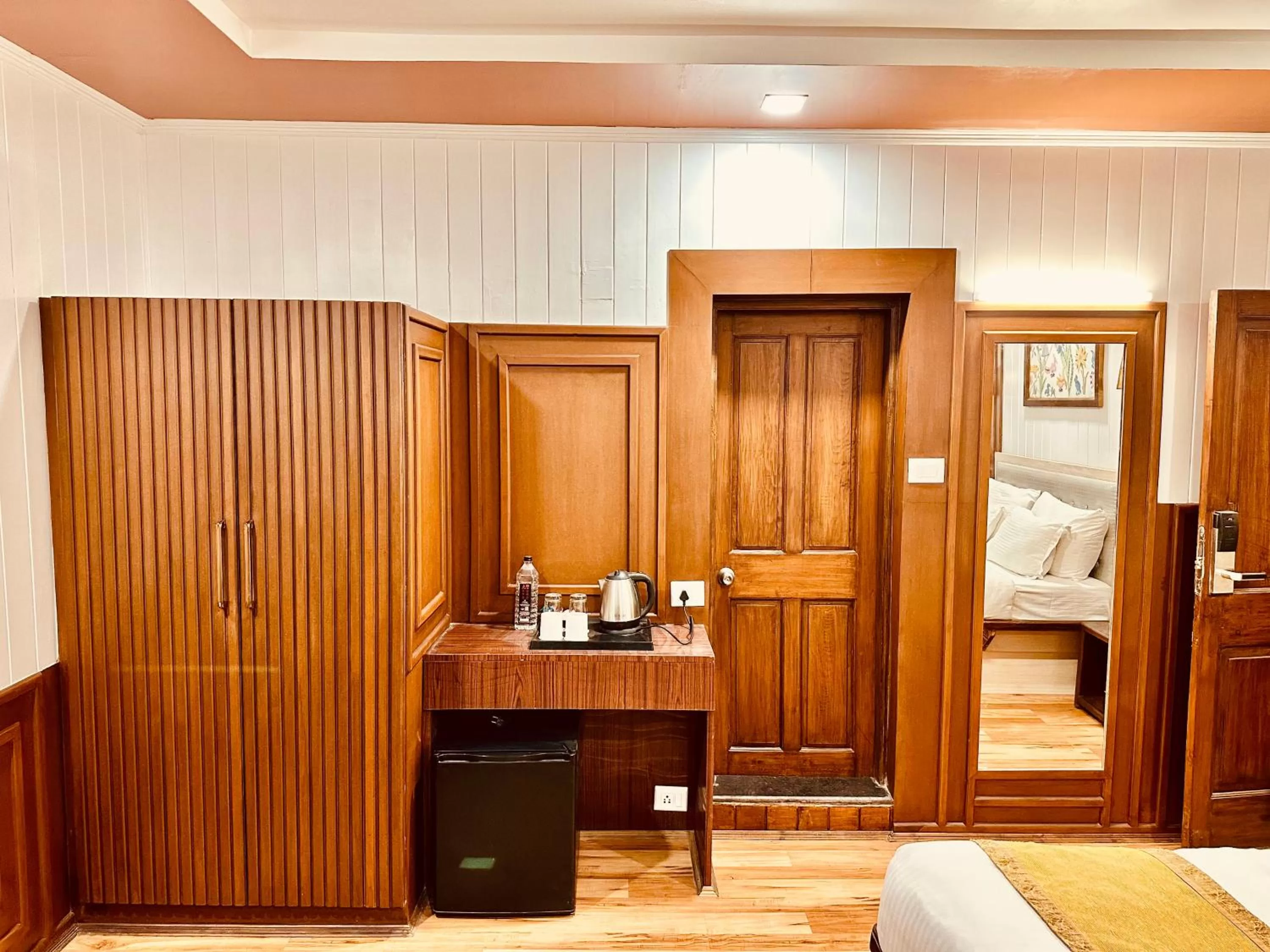 Bedroom, Bed in Walisons Hotel