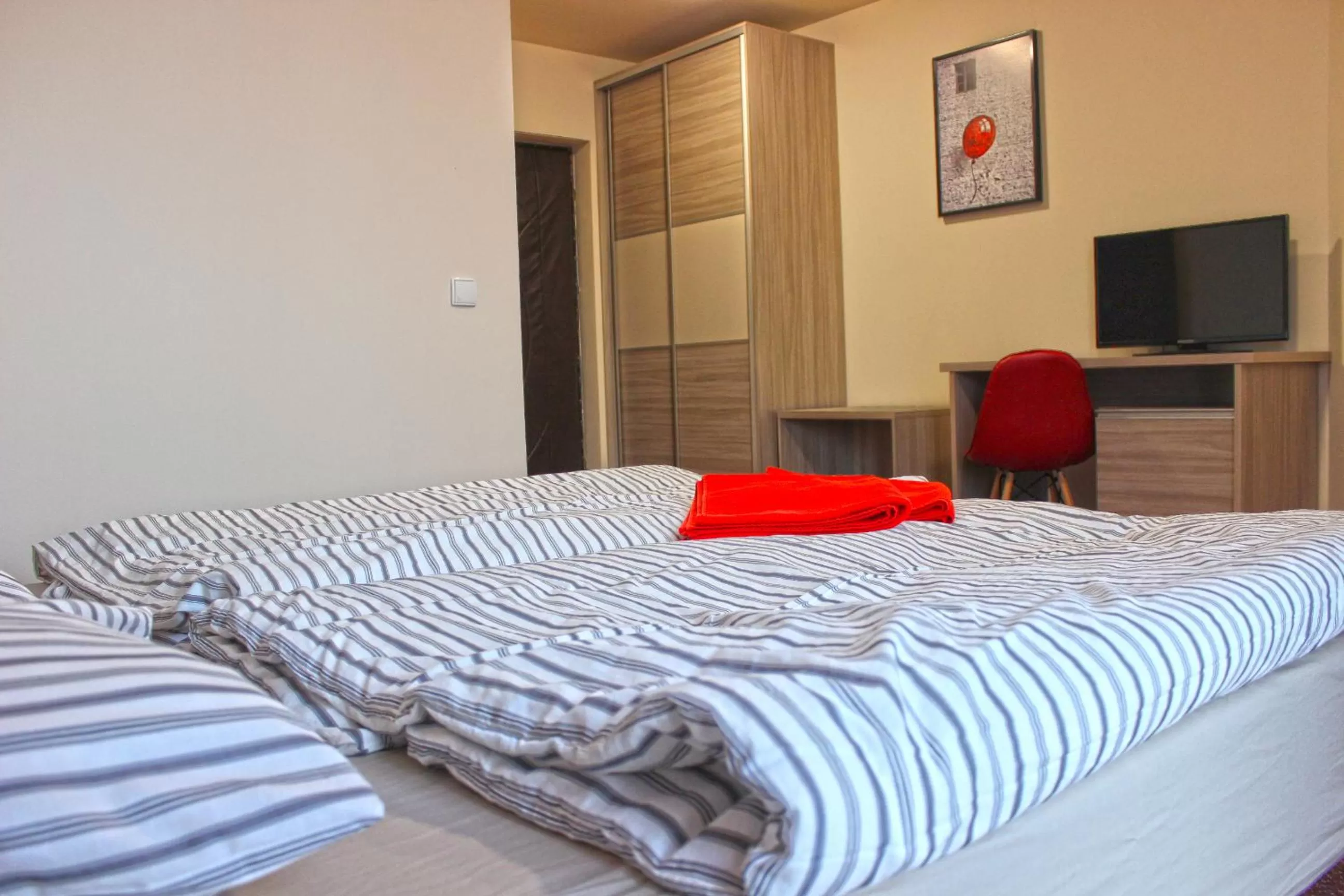 Photo of the whole room, Bed in dask resort