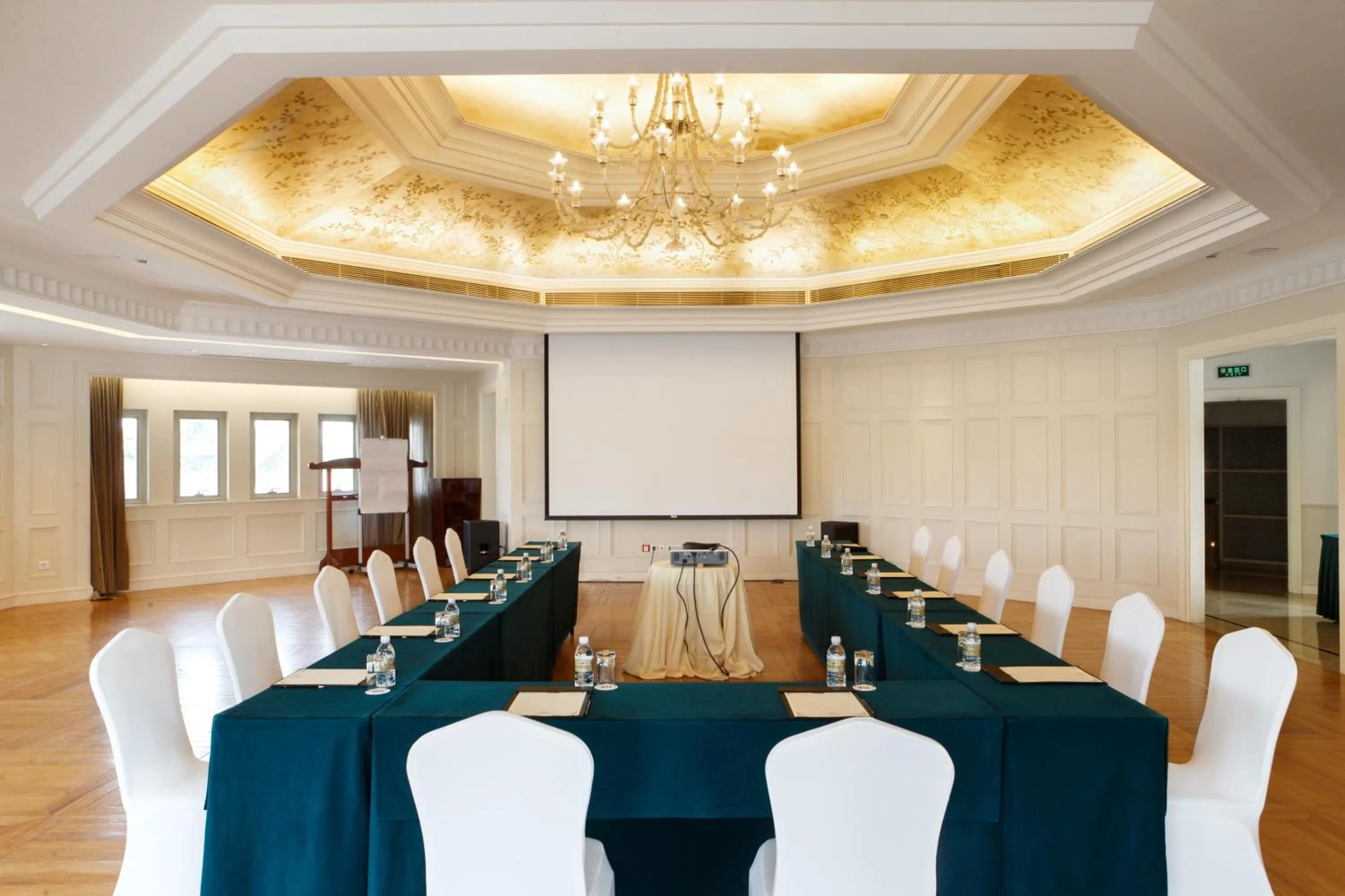 Meeting/conference room in Hong Qiao State Guest House
