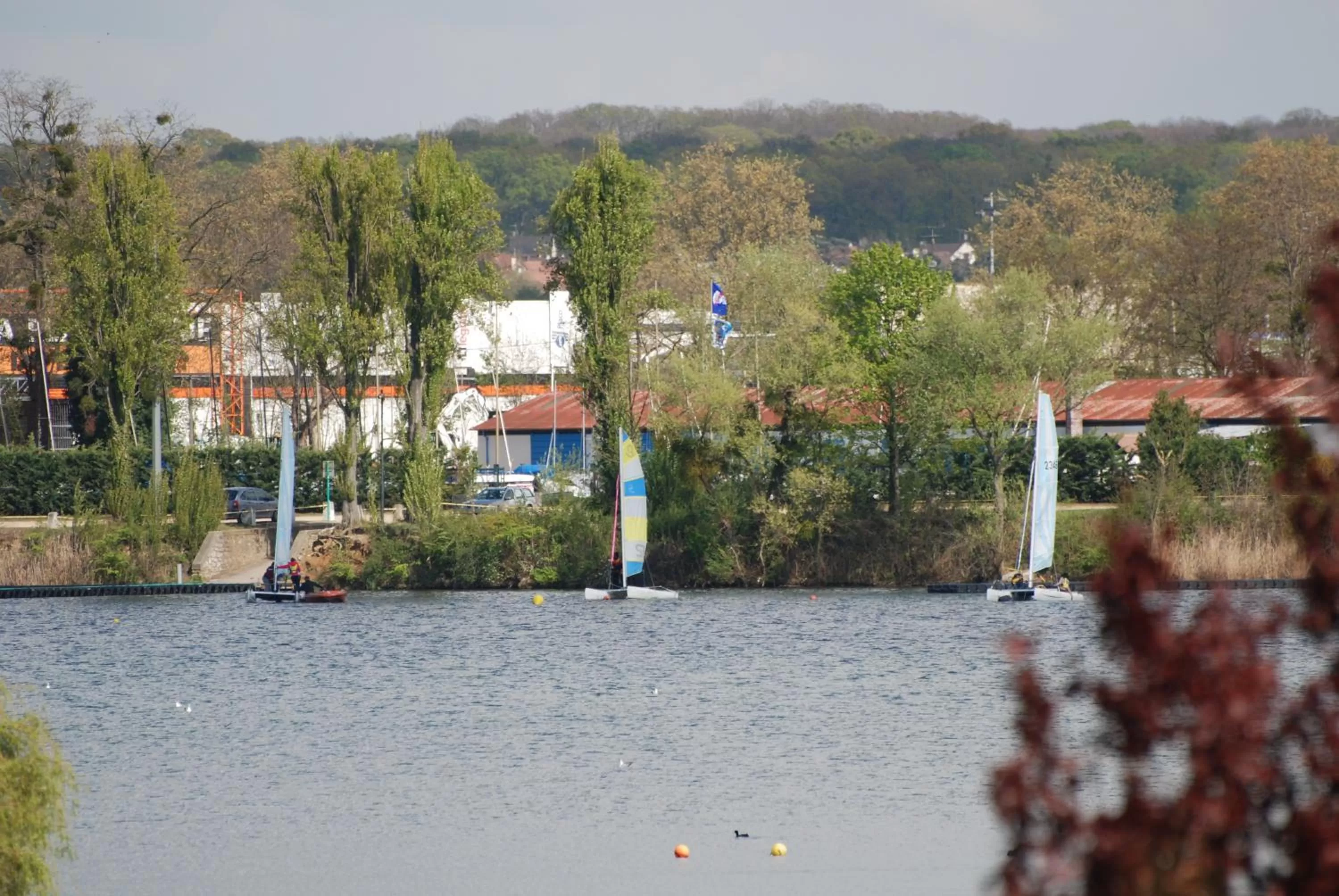Area and facilities in Logis - Hôtel & Restaurant des Lacs Paris Sud