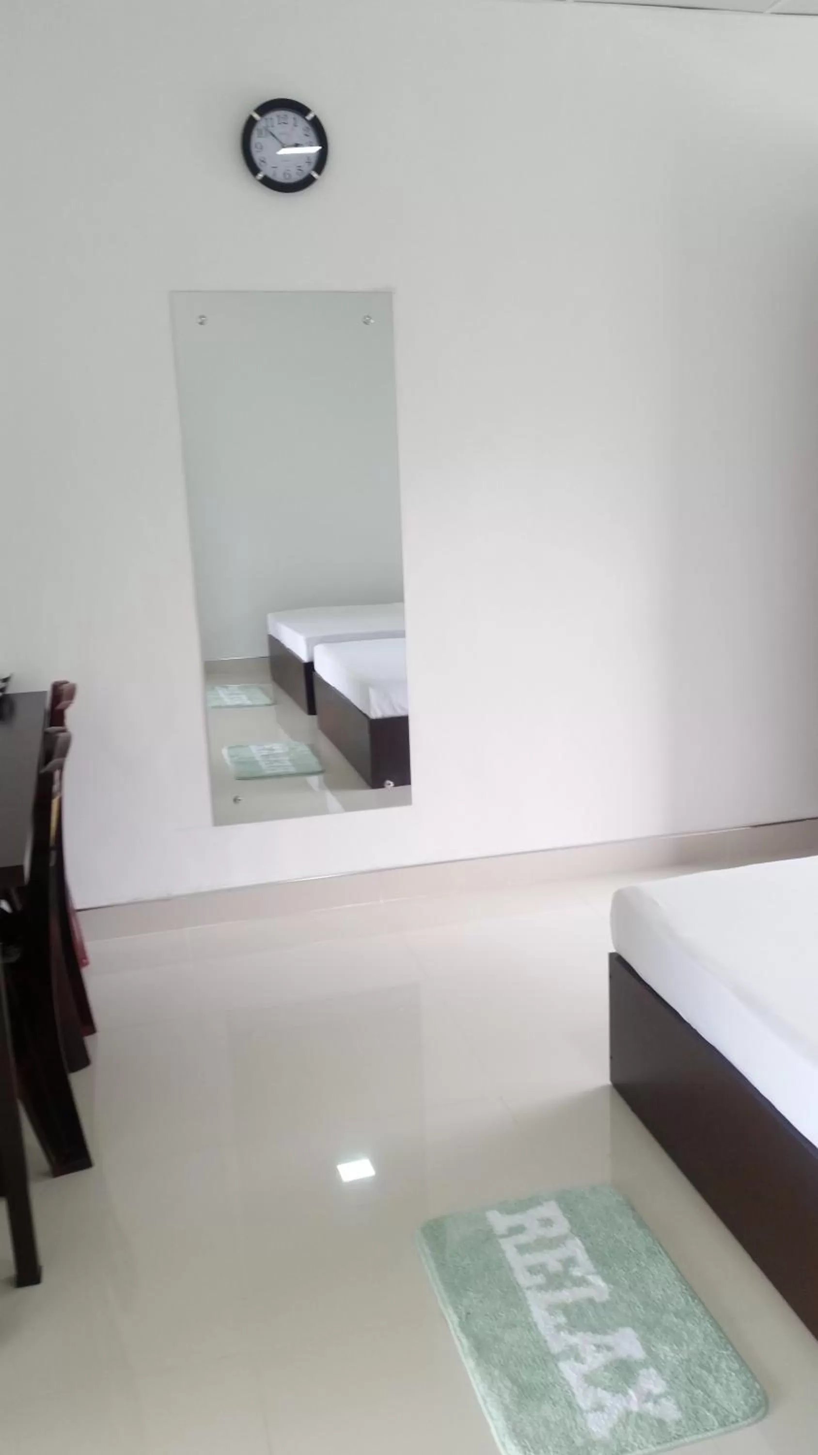 Bed, TV/Entertainment Center in Mahaweli View Inn