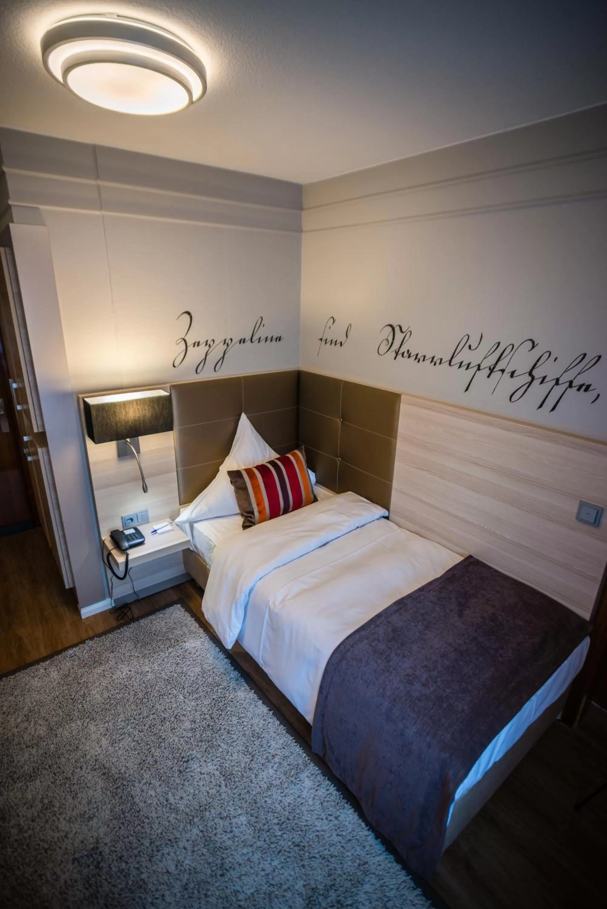 Bed in Hotel Zum Zeppelin Hamburg