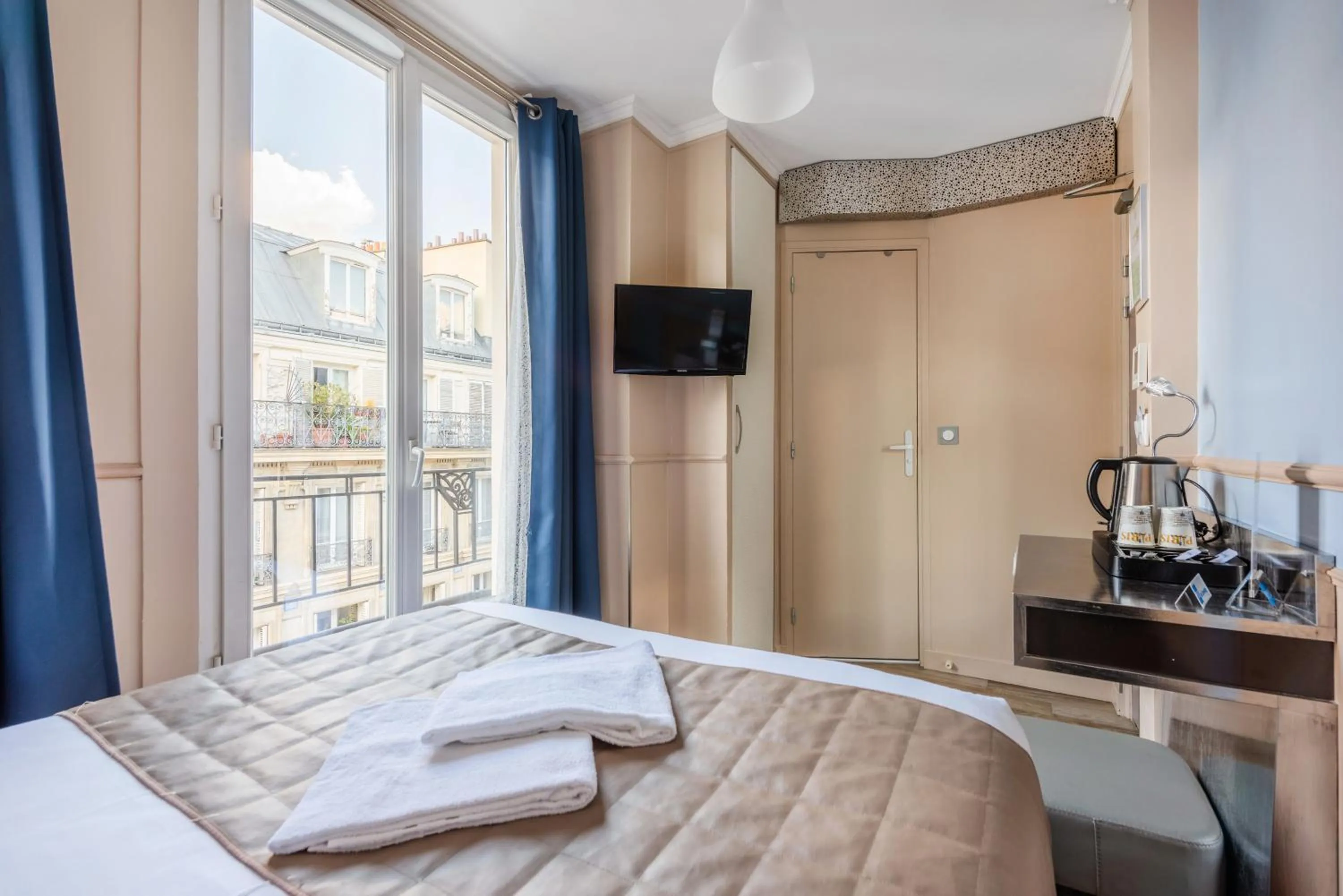 Photo of the whole room, Bed in District Republique