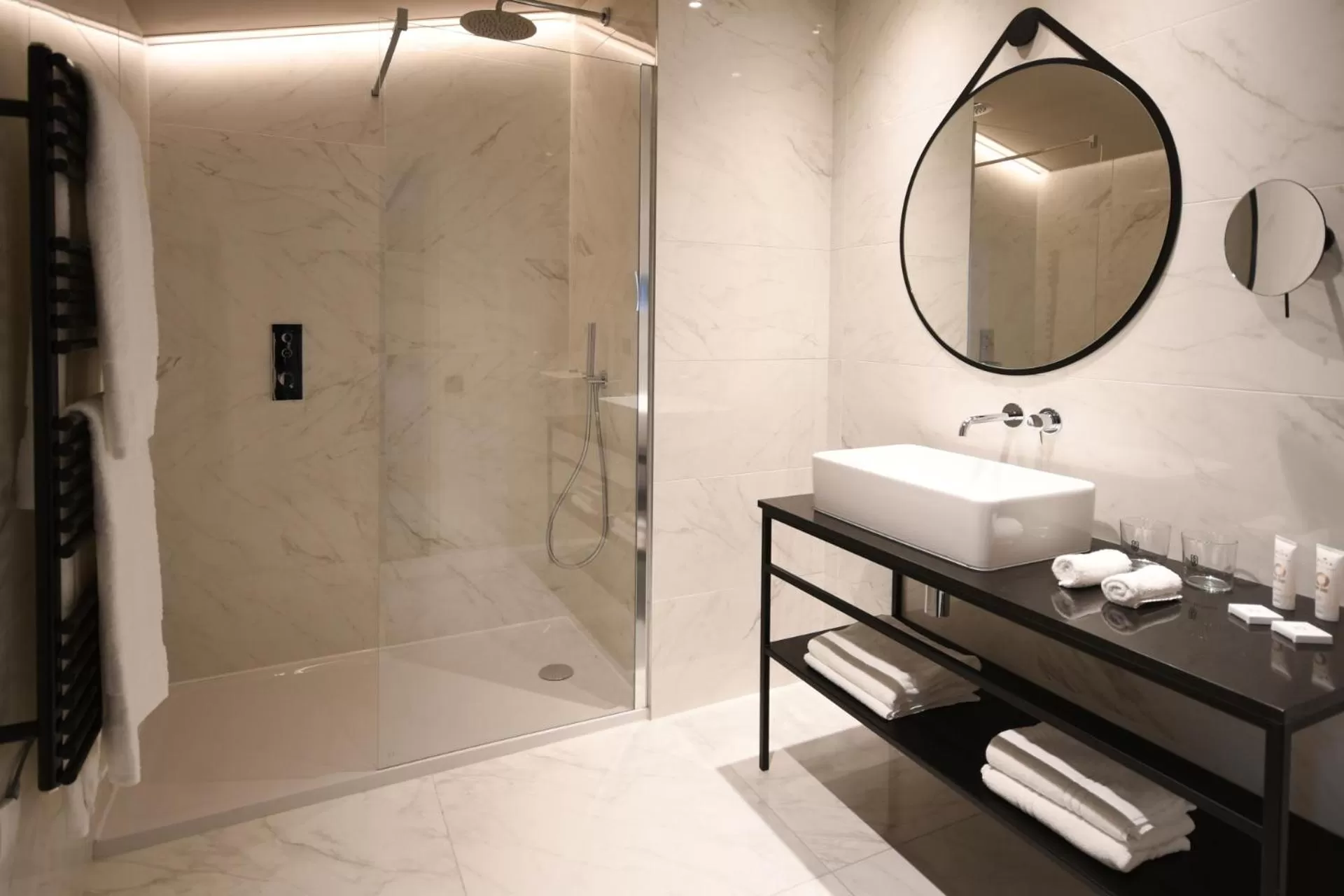 Shower in Hôtel La Maison Bord'eaux