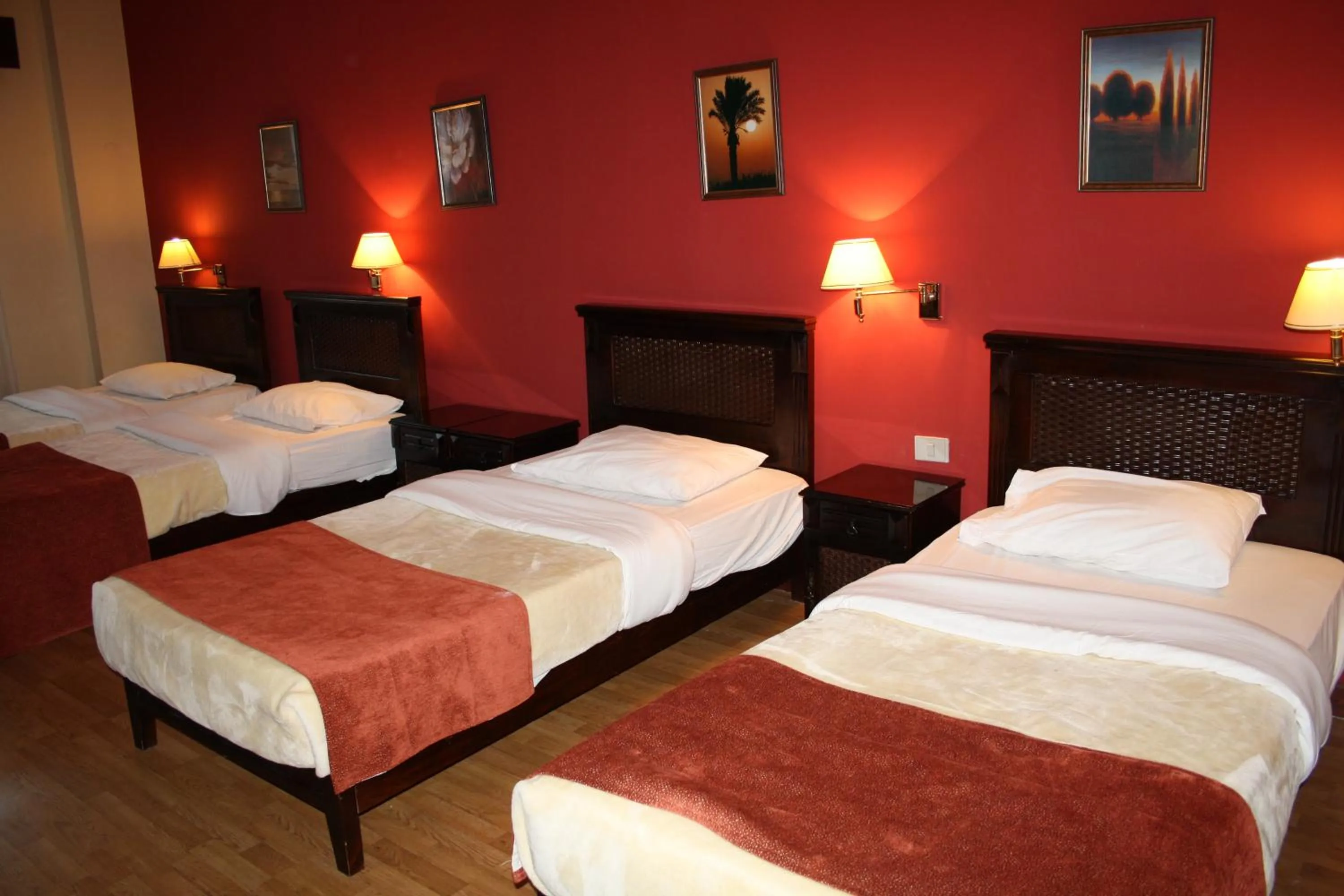 Bed in Green Plaza Inn '''Business &Families Only'''