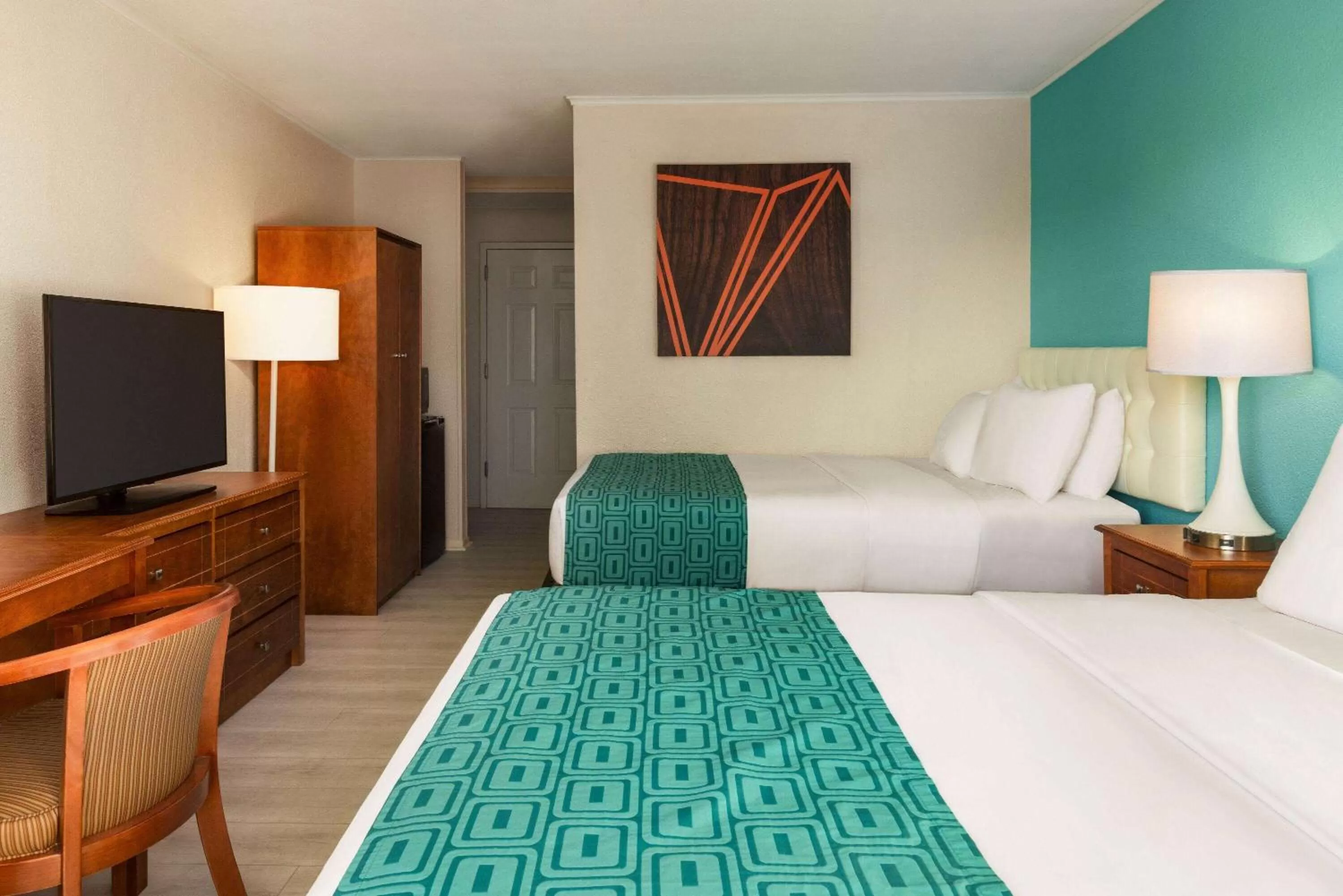 Photo of the whole room, Bed in Howard Johnson by Wyndham Ocean City Oceanfront