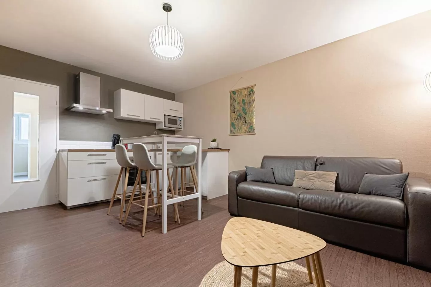 Living room, Seating Area in T2 LUMINEUX PROCHE CHU ET FAC LETTRES BEAUX ARTS Dutreix 2