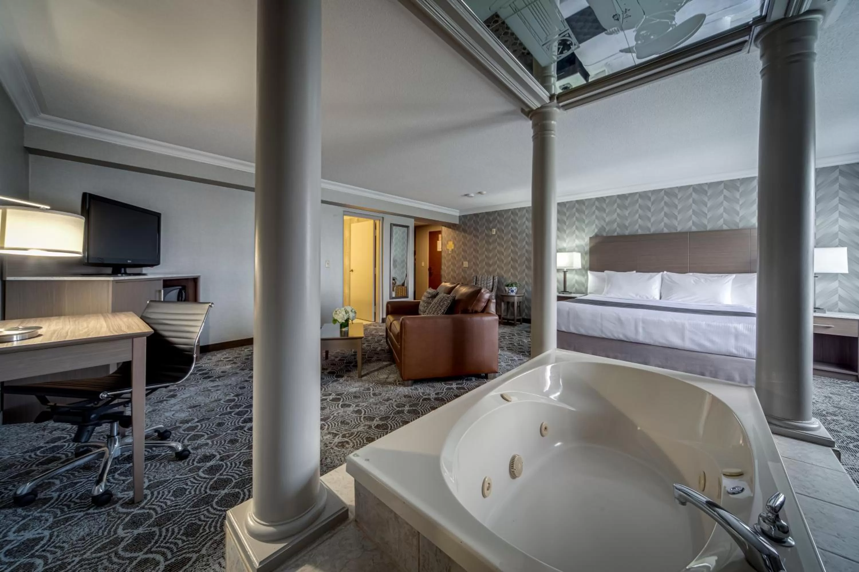 Hot Tub, Bed in Monte Carlo Inn Markham