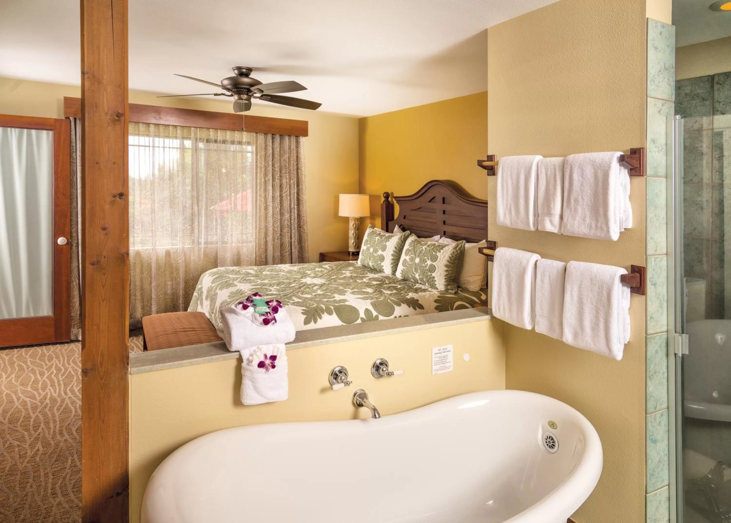 Bathroom, Bed in Club Wyndham Kona