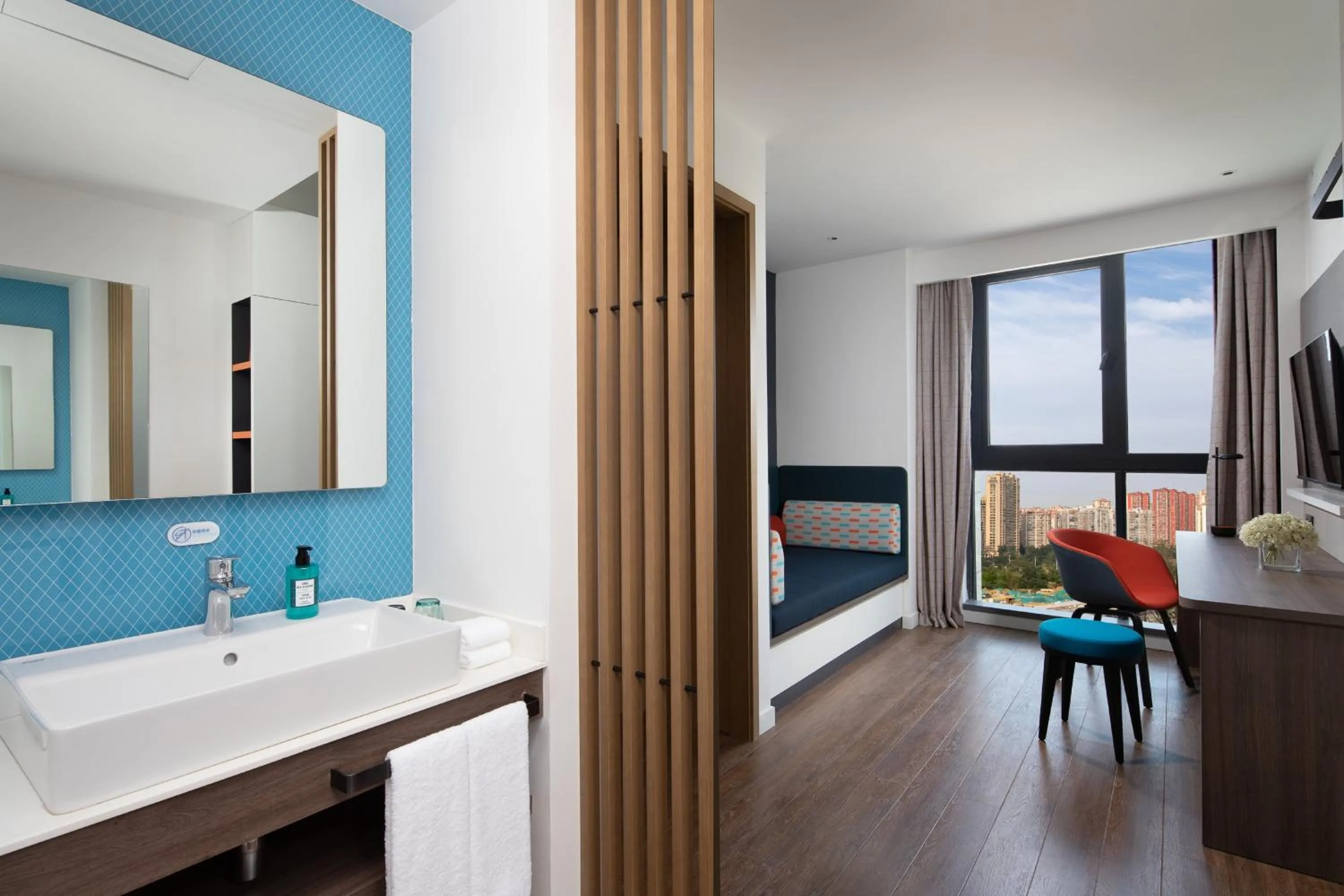 Photo of the whole room, Bed in Holiday Inn Express Chengdu Longquanyi North by IHG