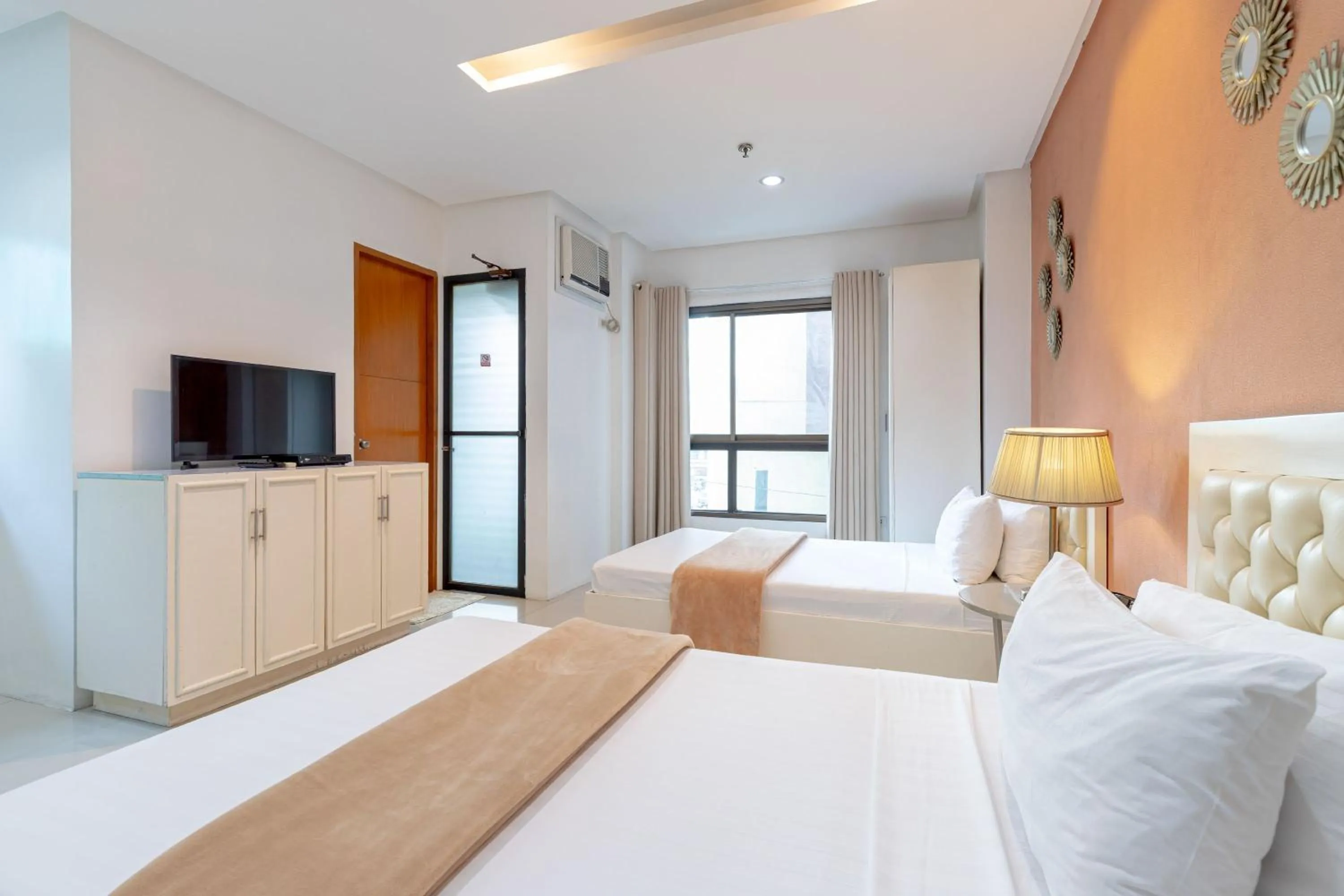 TV and multimedia, Bed in Baymont Suites & Residences