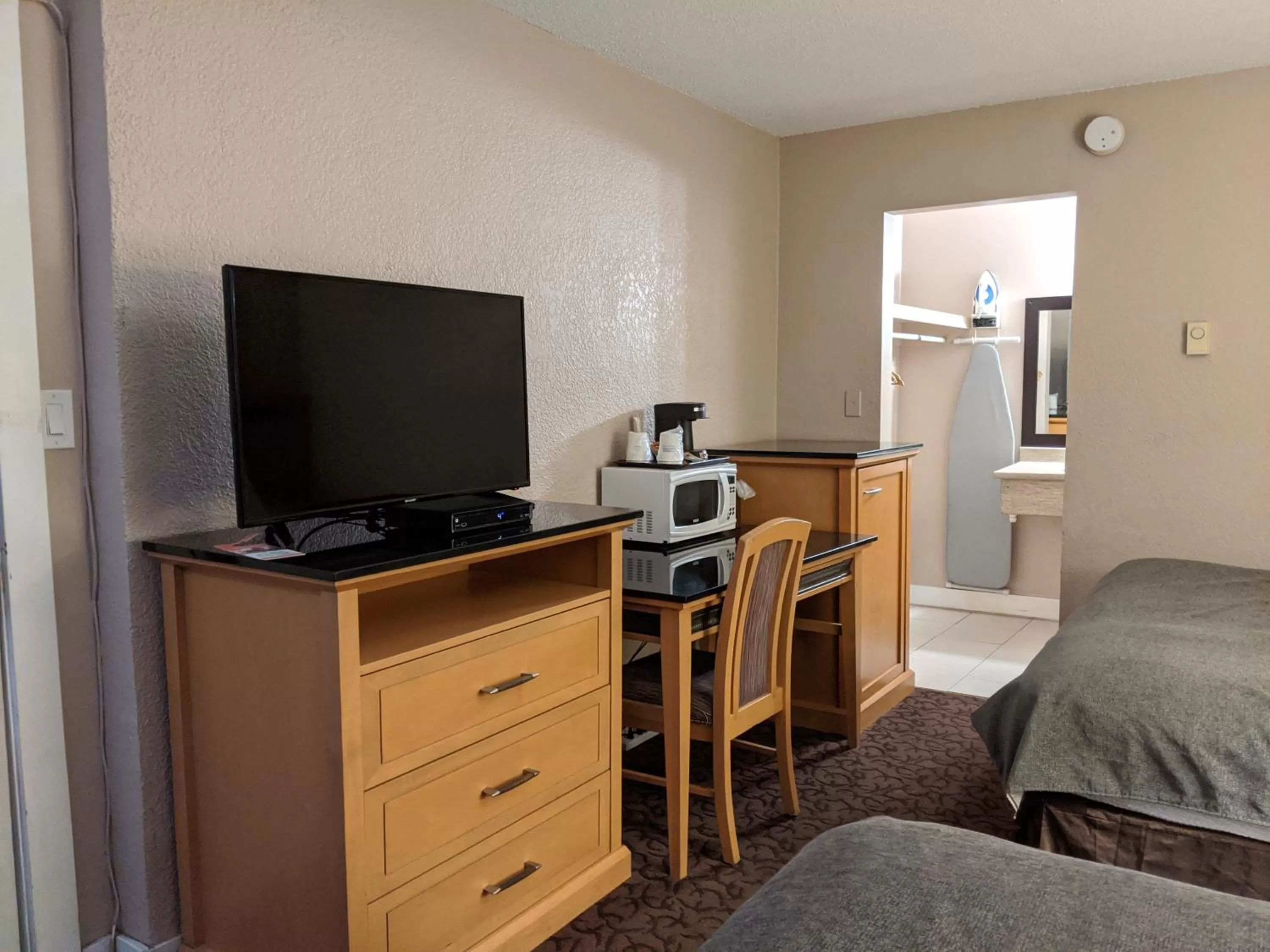 TV and multimedia, Bed in Howard Johnson by Wyndham Downtown Kamloops
