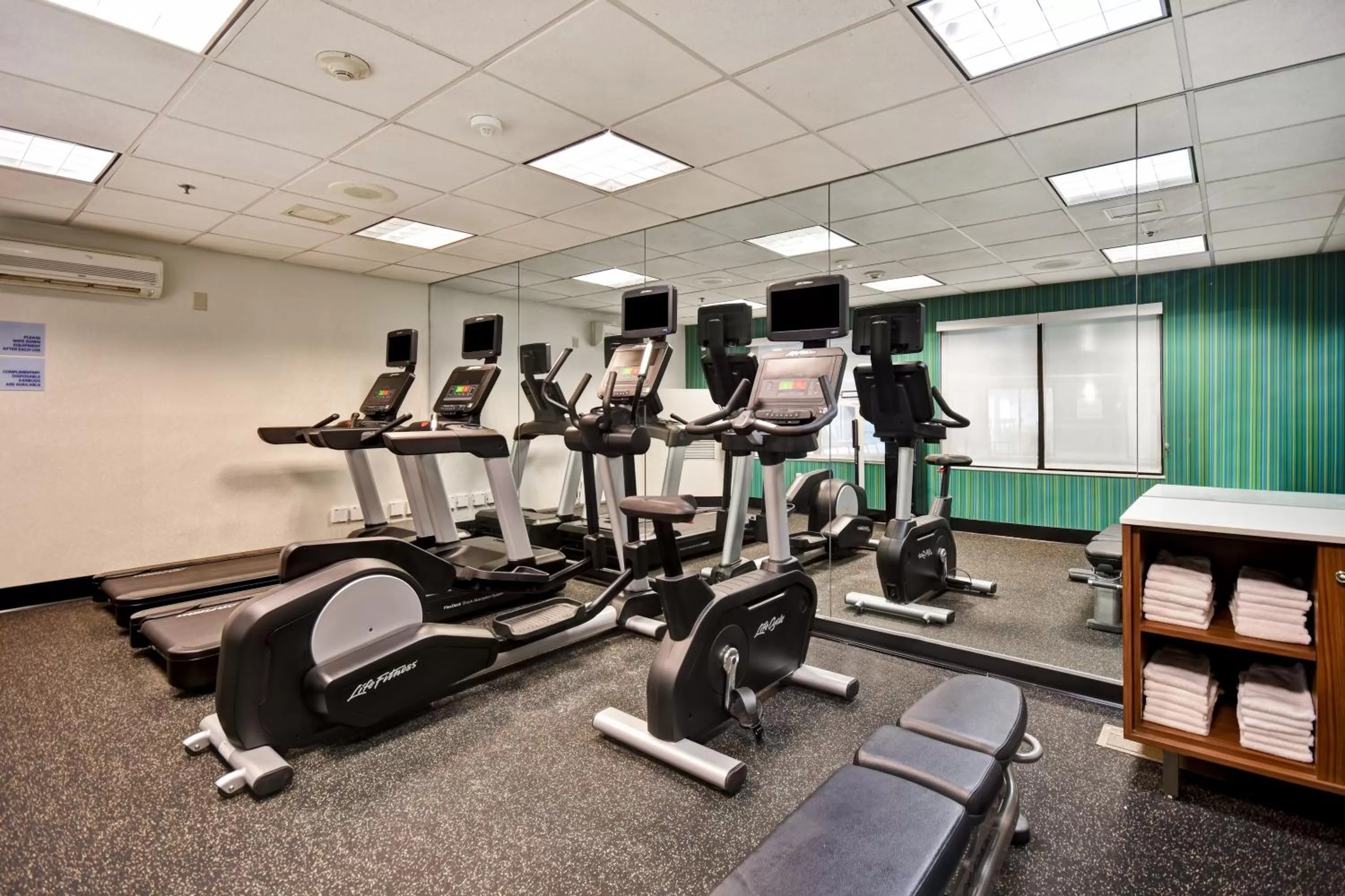 Fitness centre/facilities in Holiday Inn Express Newport North - Middletown by IHG