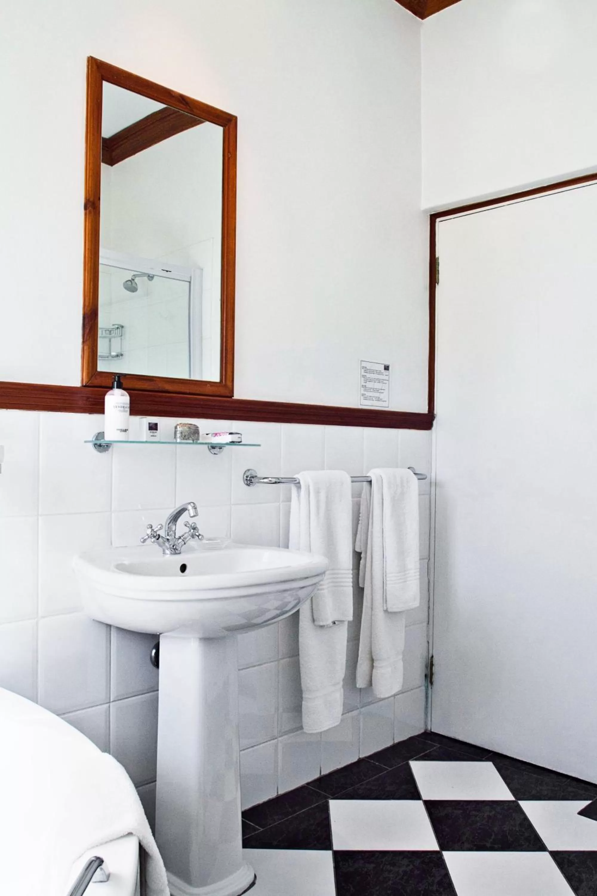 Bathroom in Eendracht Hotel