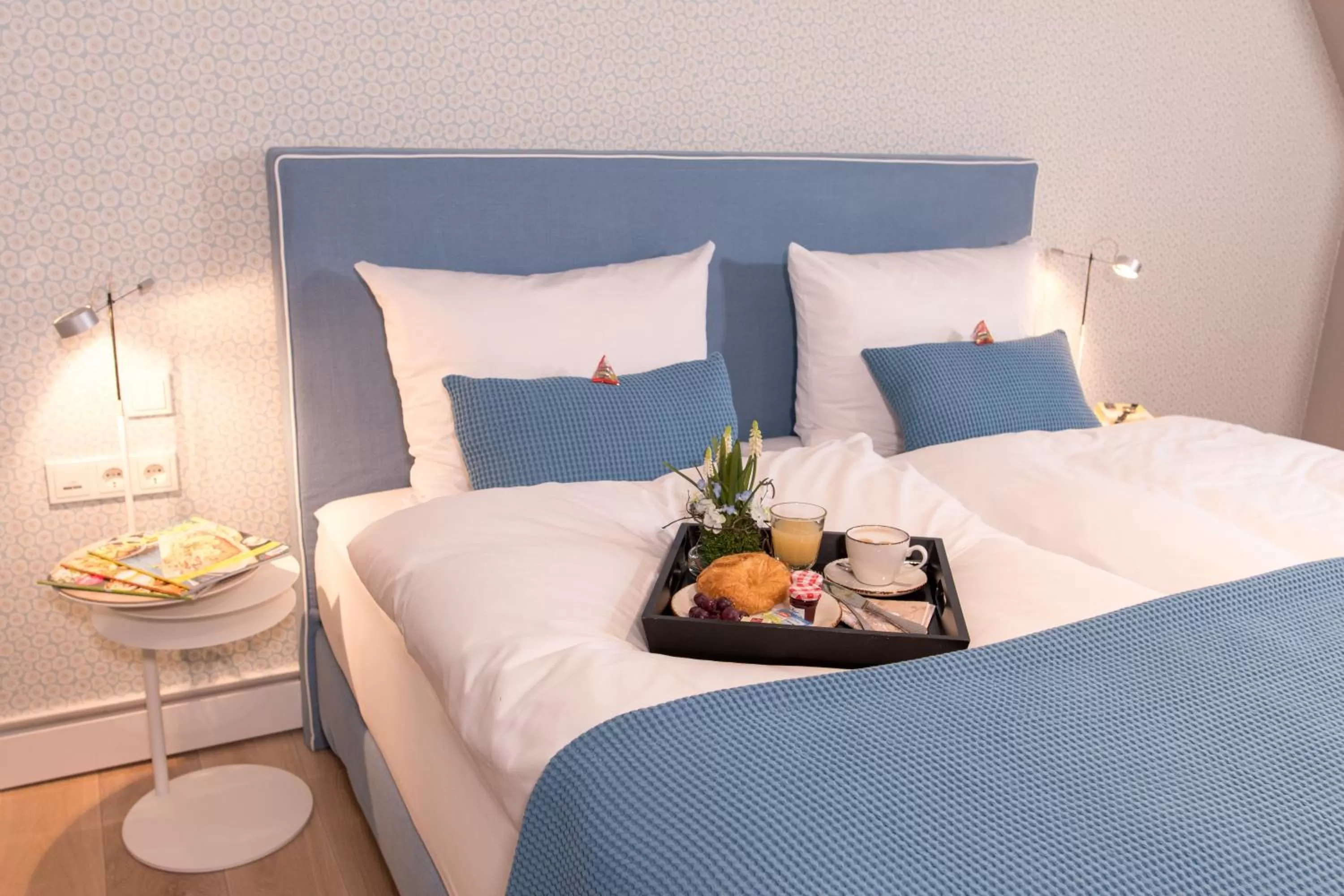 Photo of the whole room, Bed in Visbeker Deern Hotel Garni