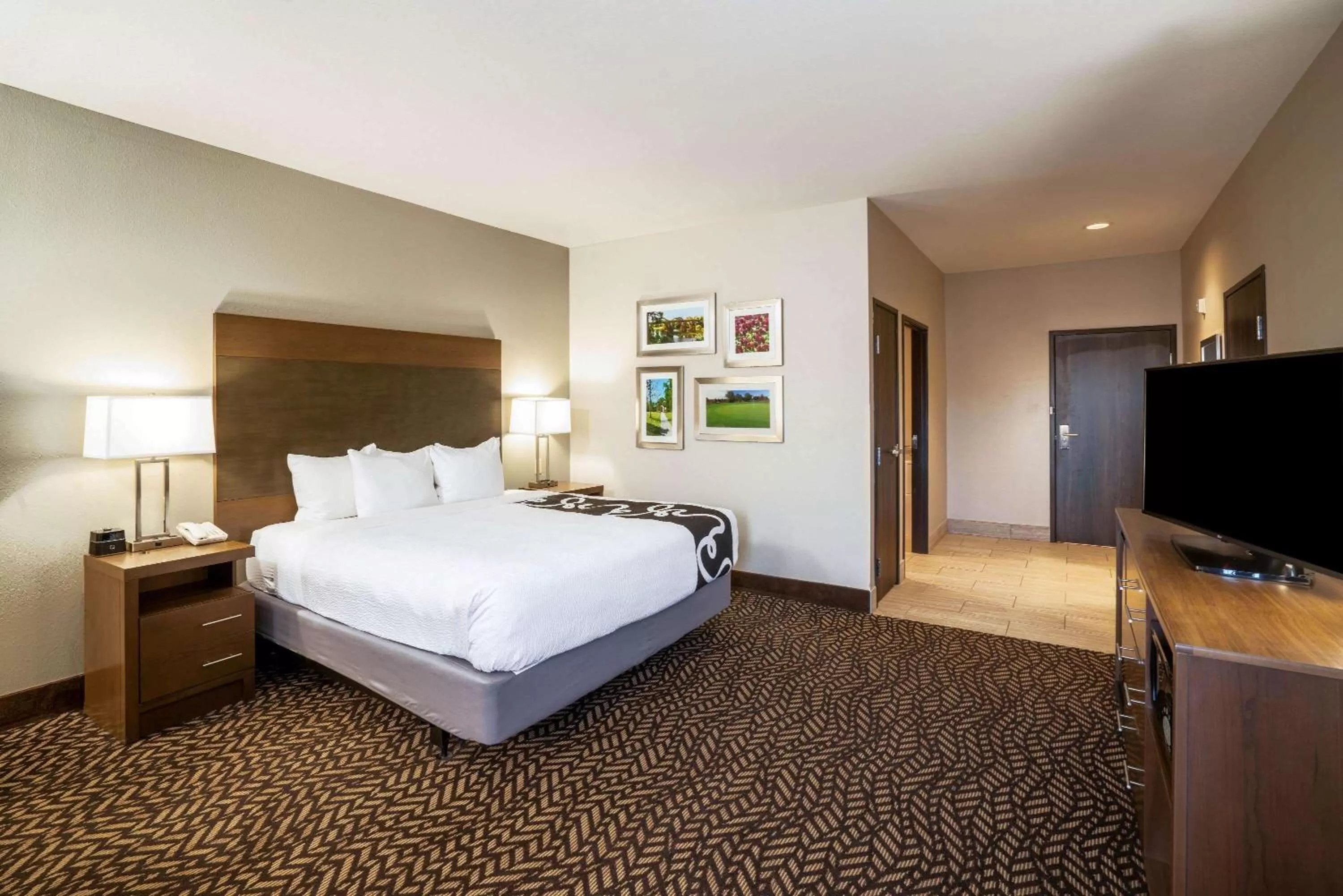 Photo of the whole room, Bed in La Quinta by Wyndham Tuscaloosa McFarland