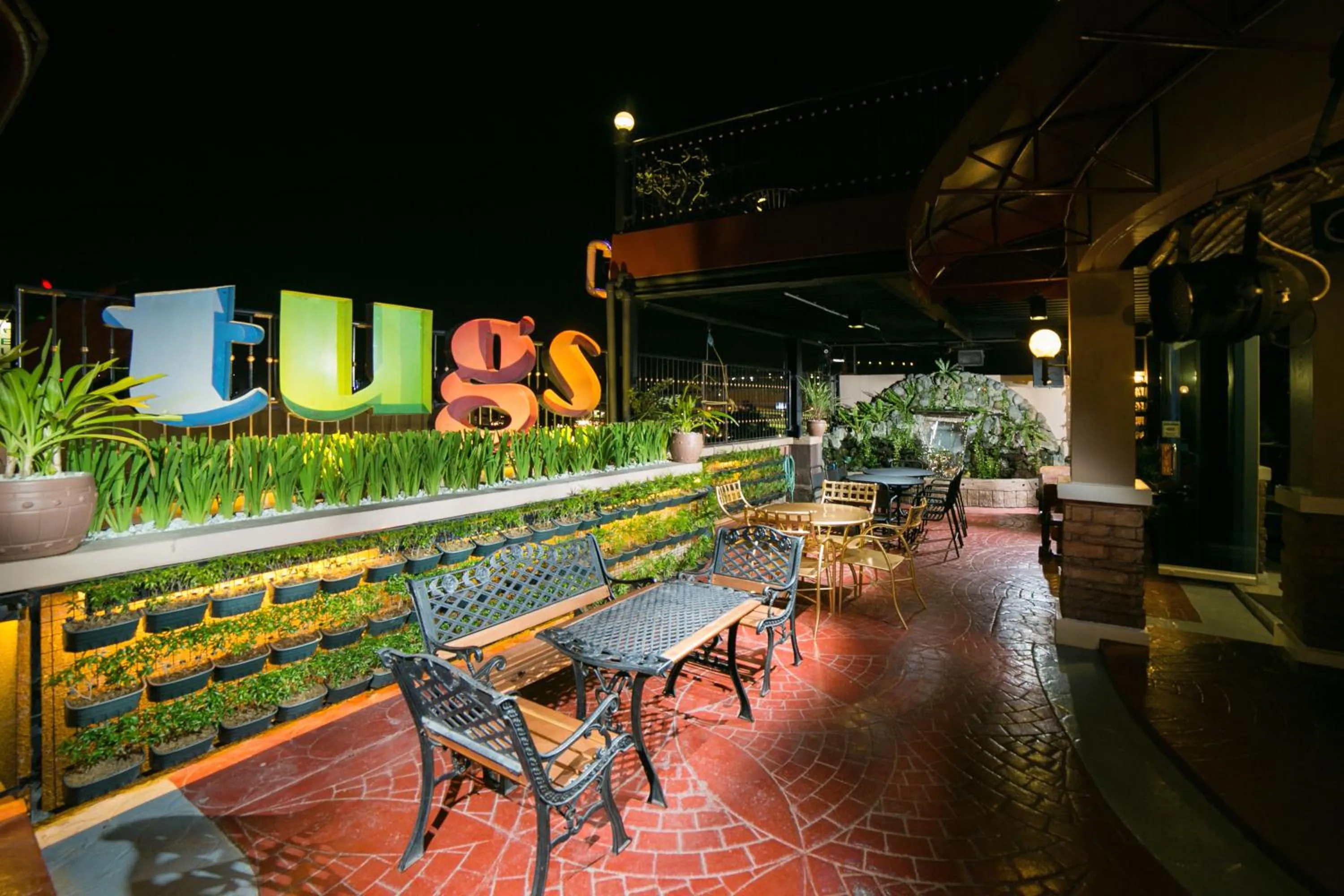 Restaurant/places to eat in 950 Condotel