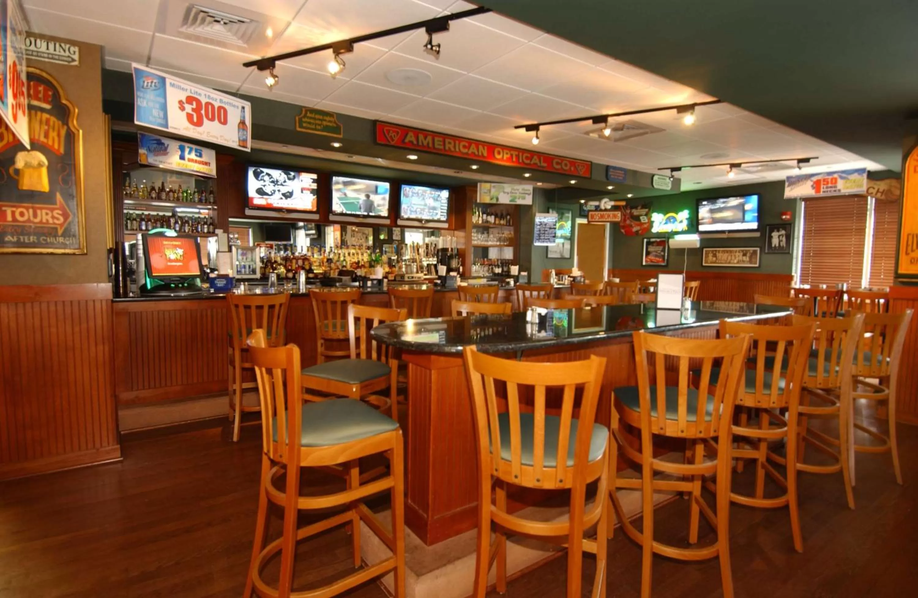 Lounge or bar in DoubleTree by Hilton Greensboro