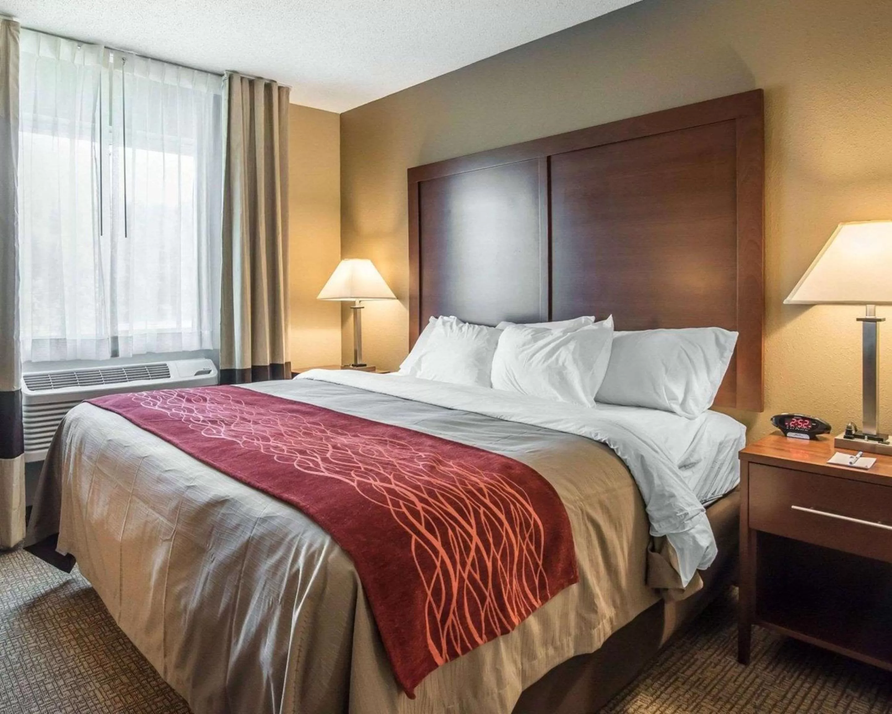 Photo of the whole room, Bed in Comfort Inn Saugerties