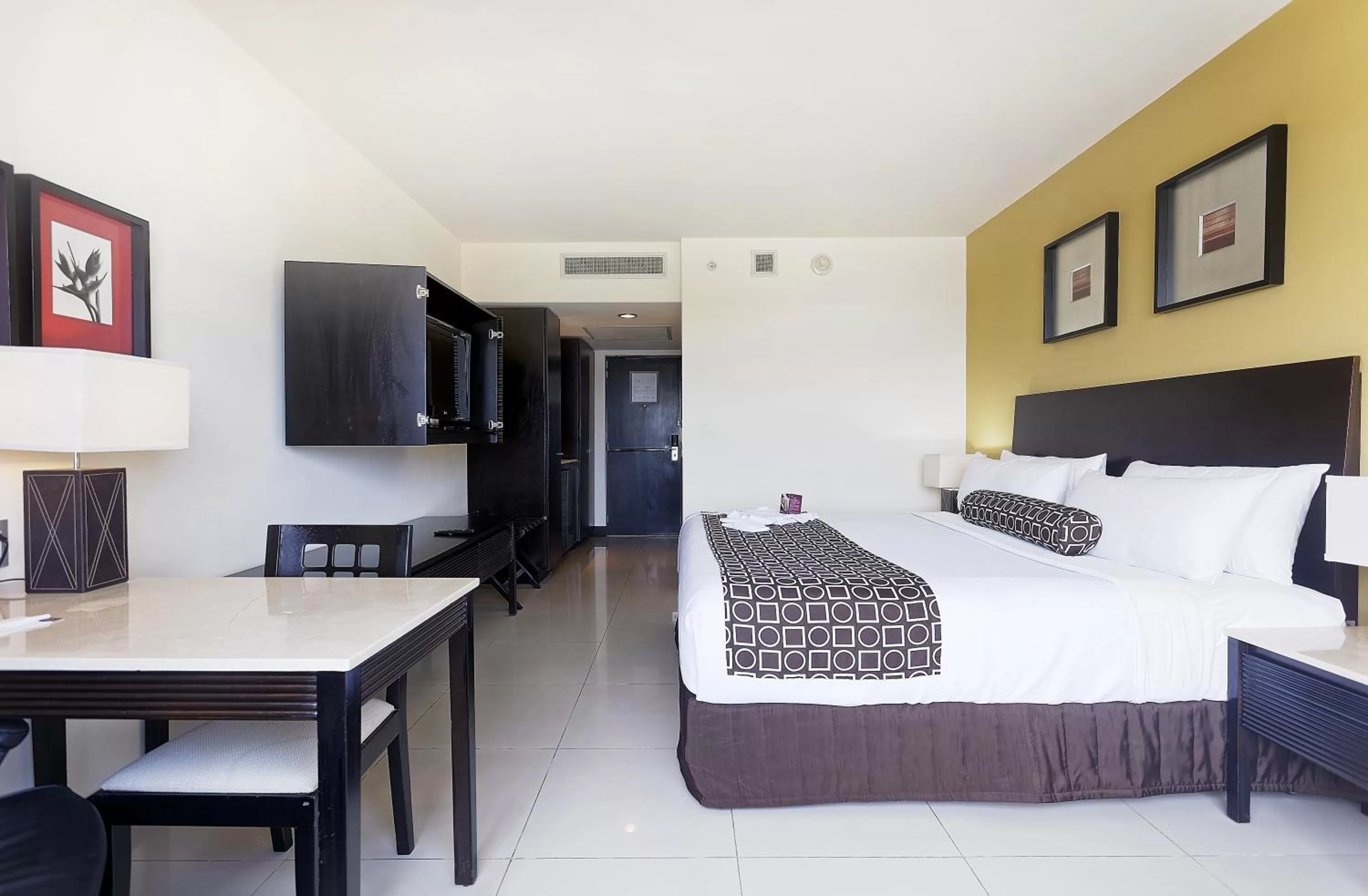 Photo of the whole room, Bed in Crowne Plaza Villahermosa by IHG