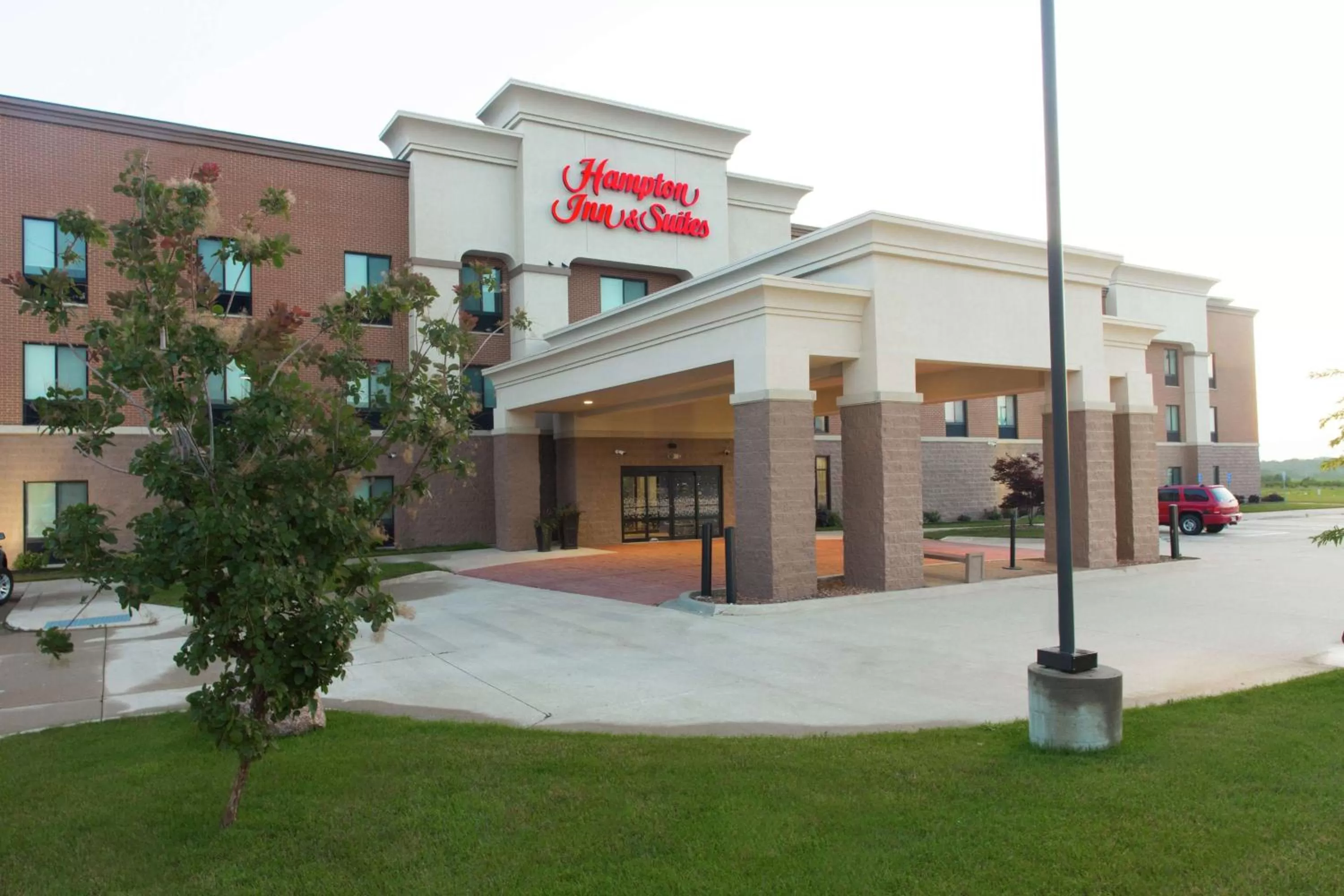Property building in Hampton Inn & Suites Ankeny