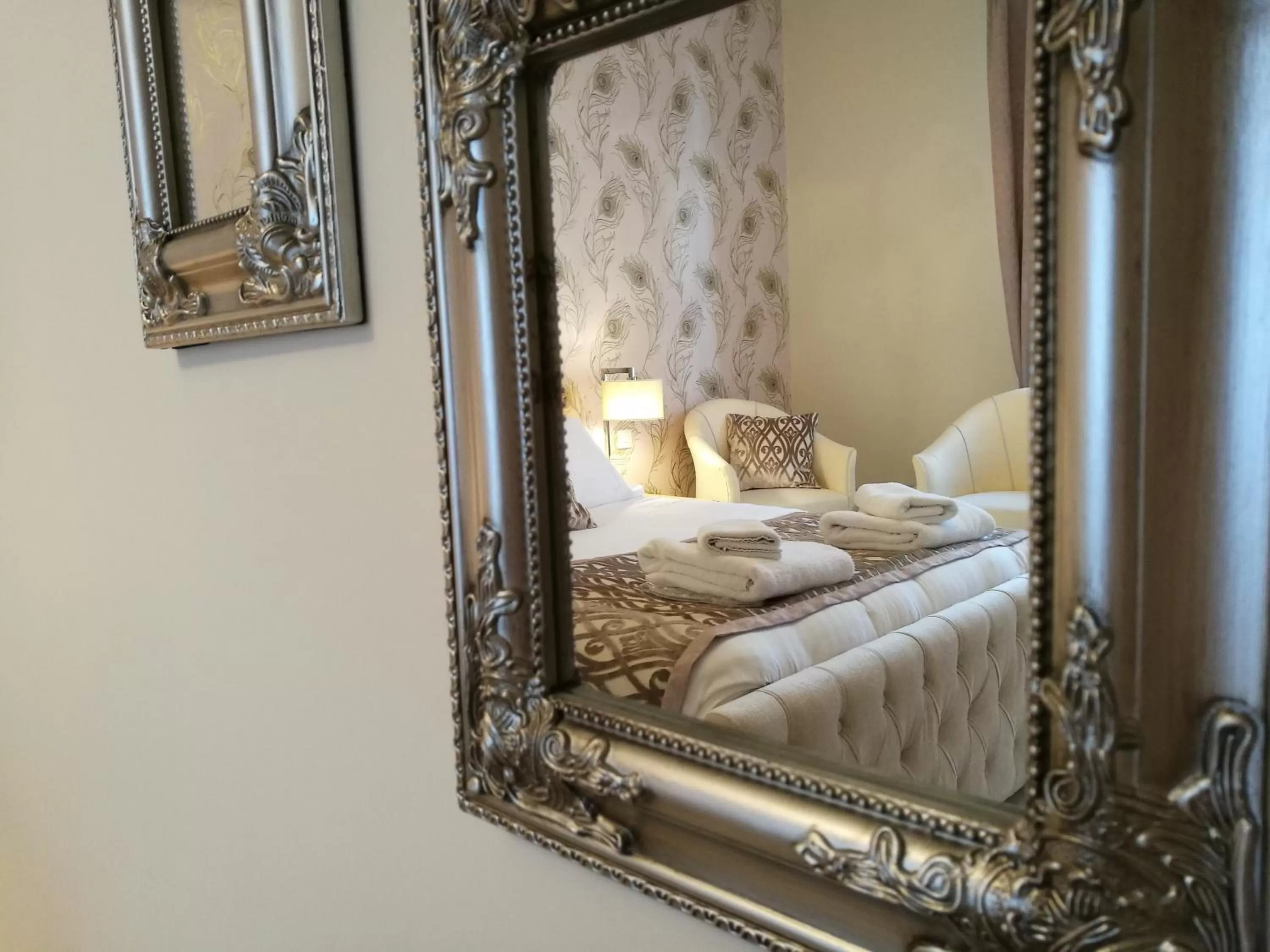 Bedroom, Bed in The Devon Court