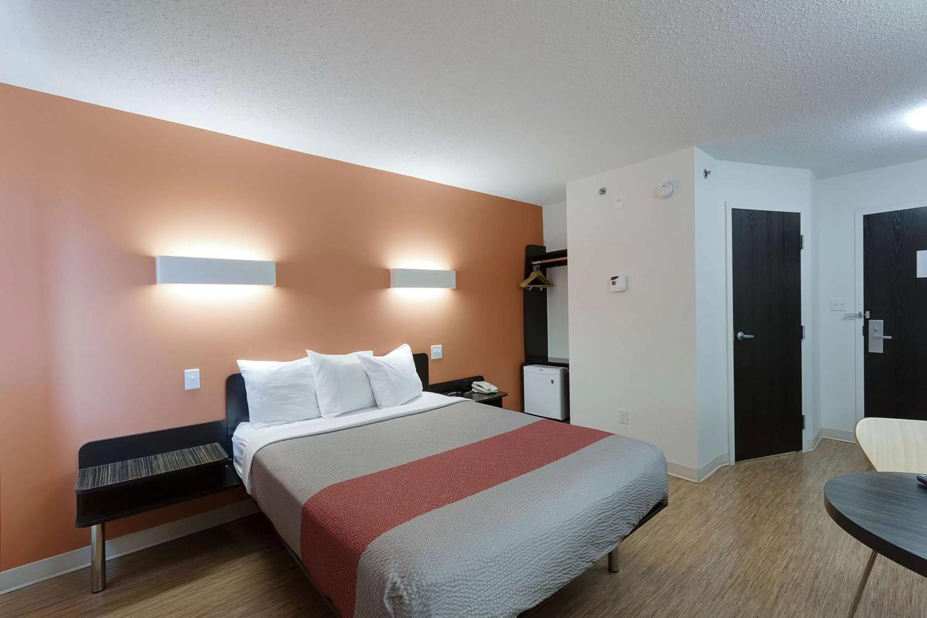 Photo of the whole room, Bed in Motel 6-Brandon, MB