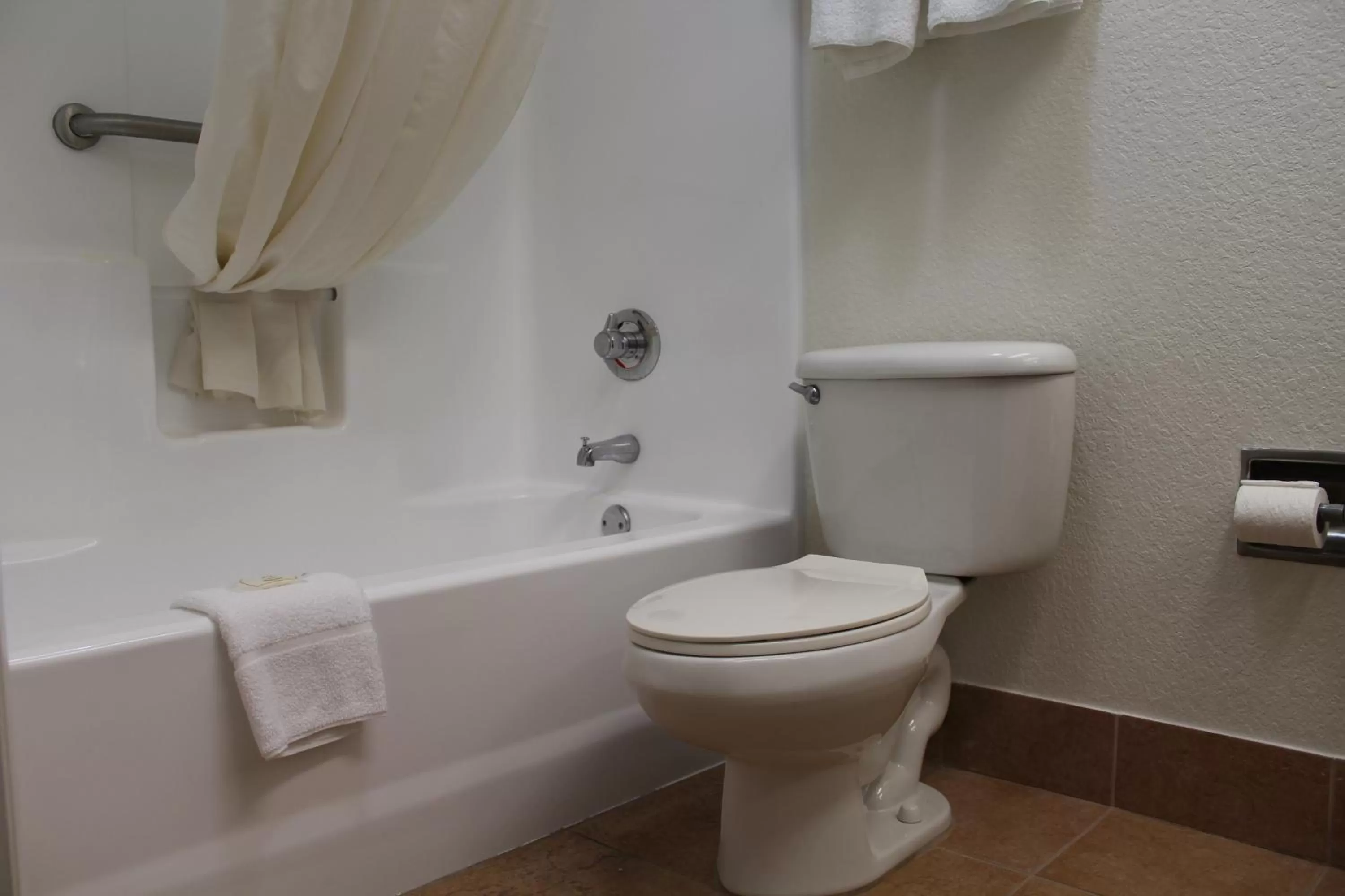 Shower in Quality Inn Florida City - Gateway to the Keys