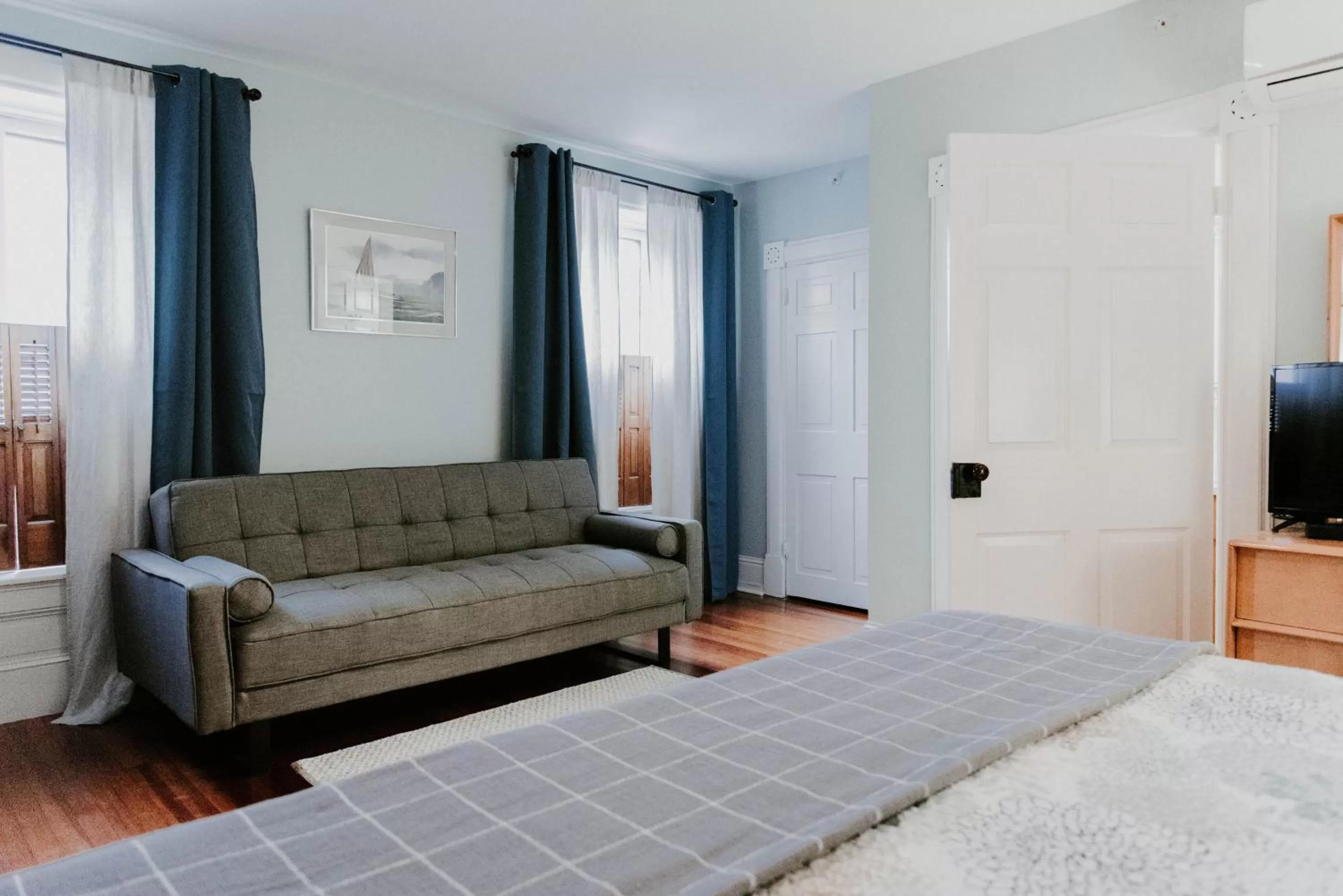 Photo of the whole room, Bed in Georges on York B&B