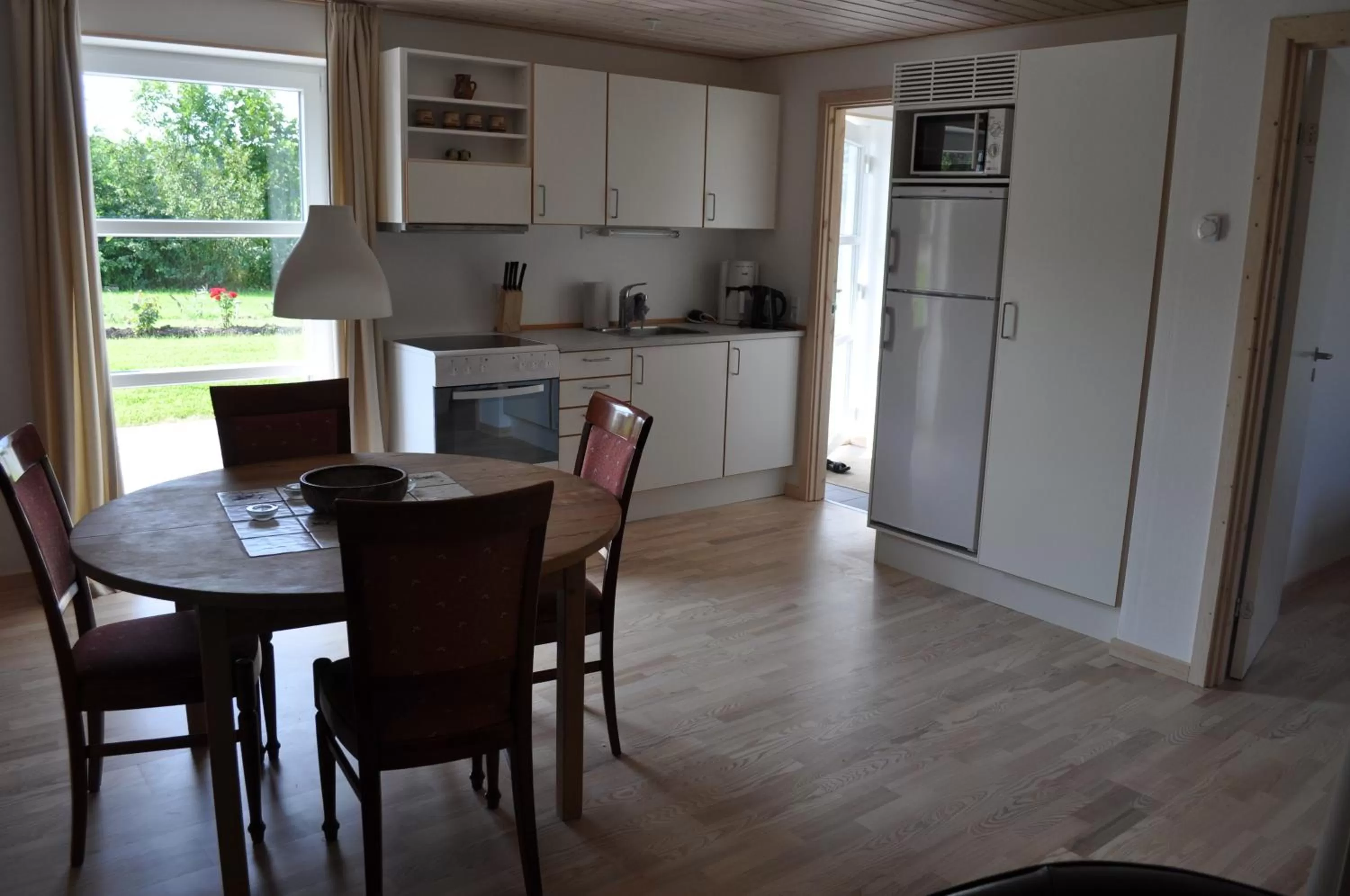 Living room, Kitchen/Kitchenette in Koebenhovedskov Bed & Breakfast