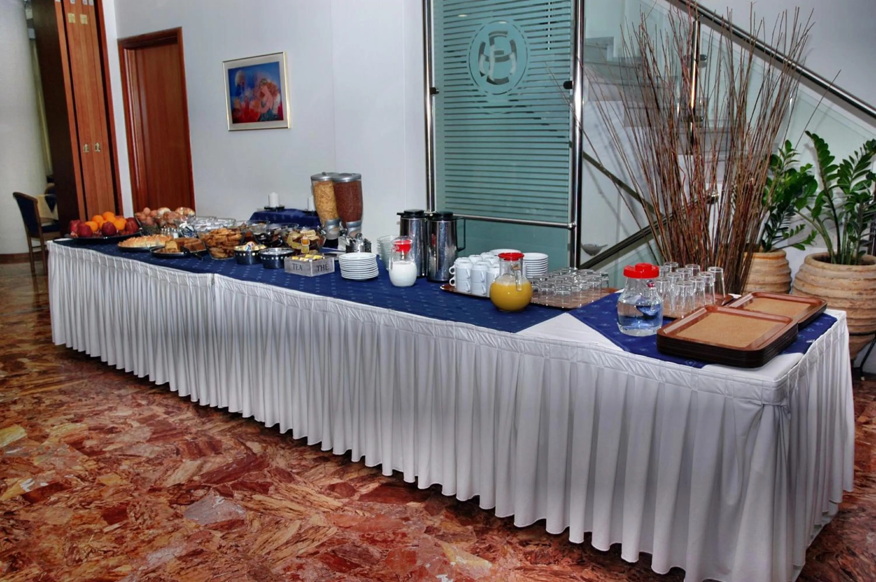 Restaurant/places to eat in Hotel Elena