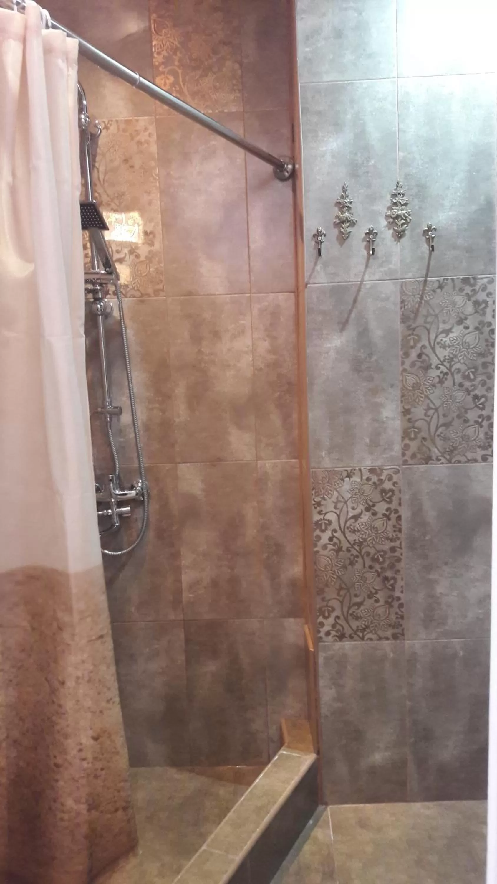 Shower, Bathroom in Hotel MMG