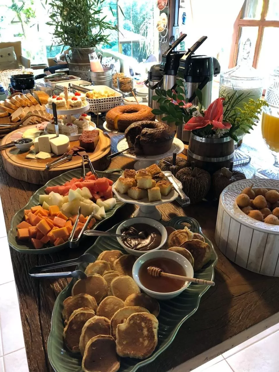 Buffet breakfast in Pousada Vila do Loro