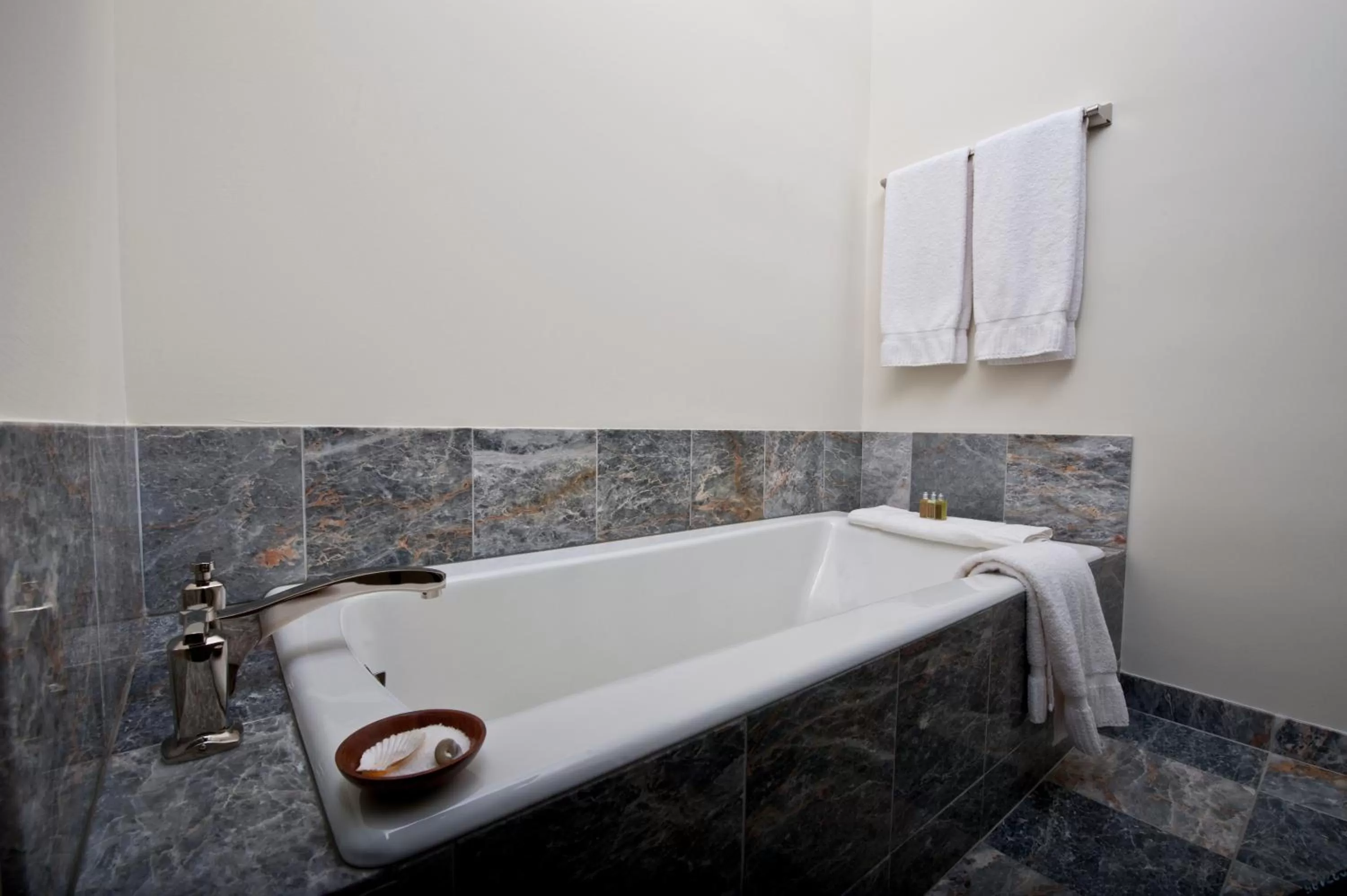 Deluxe King Room in Knob Hill Inn