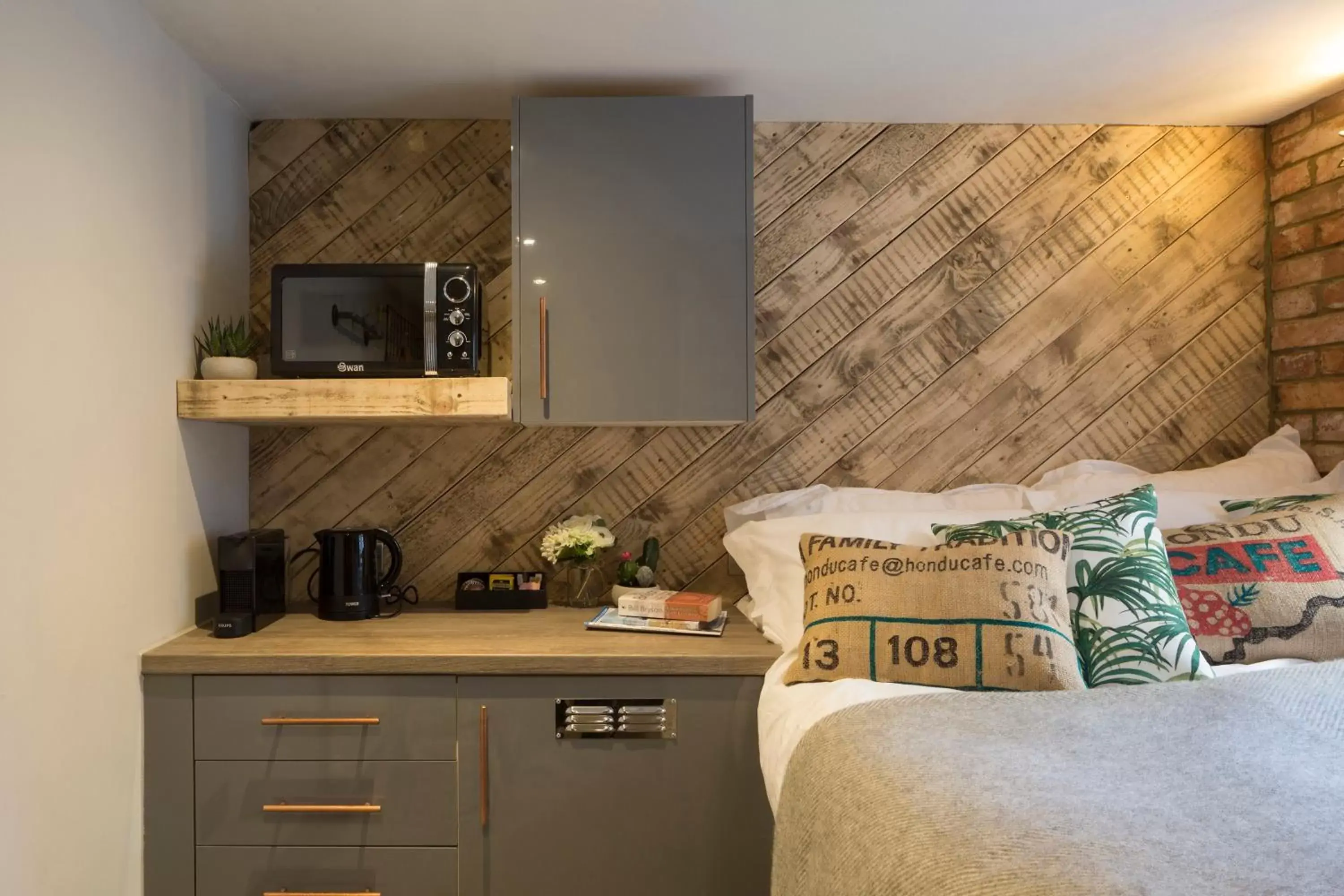 Small Double Room in One Broad Street Small Double Room in One Broad Street