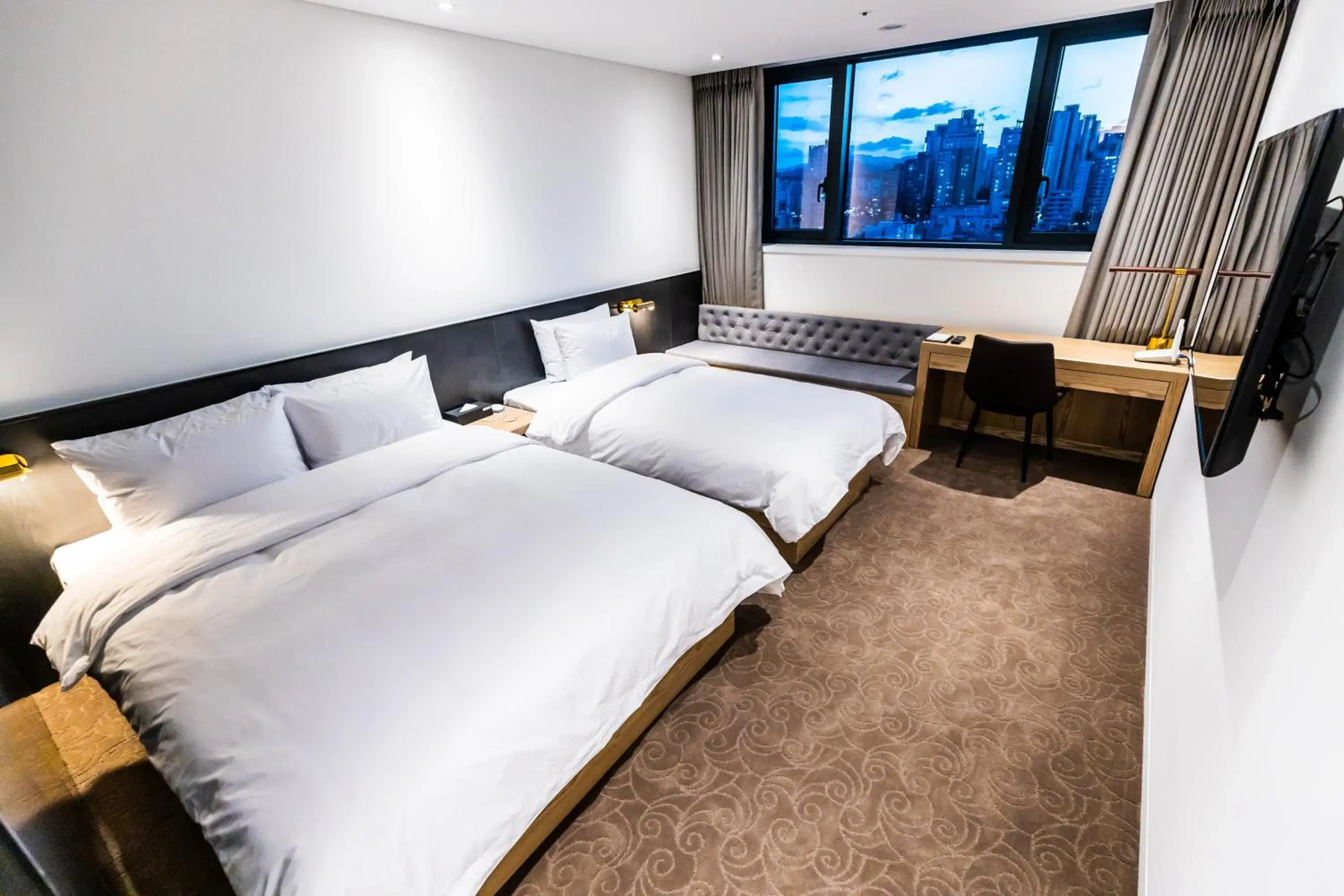 Family Twin Room - single occupancy in Ashton Hotel Family Twin Room - single occupancy in Ashton Hotel