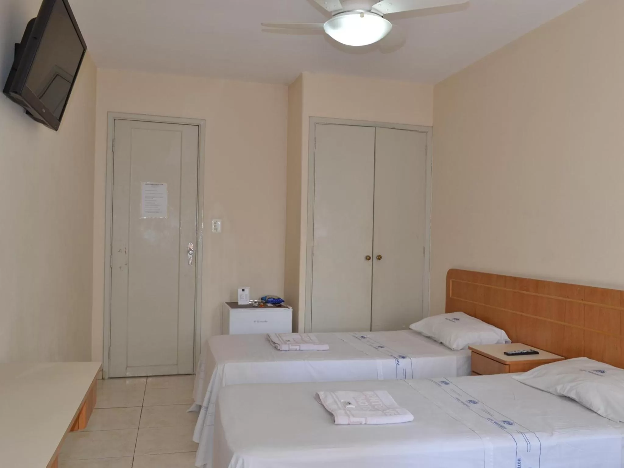 Photo of the whole room, Bed in Hotel Monteneve a 2 minutos do Bom Retiro, a 8 minutos da 25 de Março a 100 metros da estação de trem para Aeroporto Internacional de Guarulhos